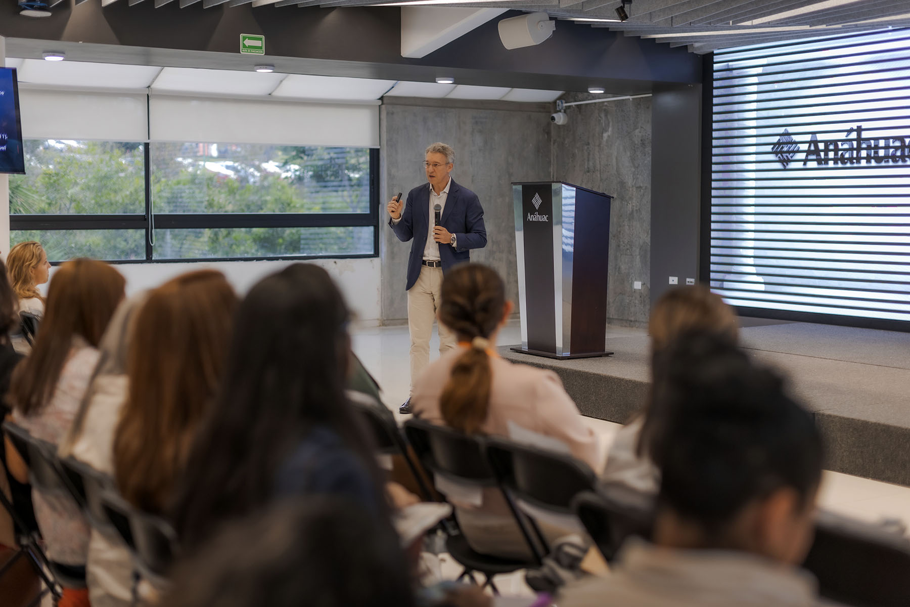 30 / 50 - Celebrando los Primeros Diez Años de la Escuela de Psicología