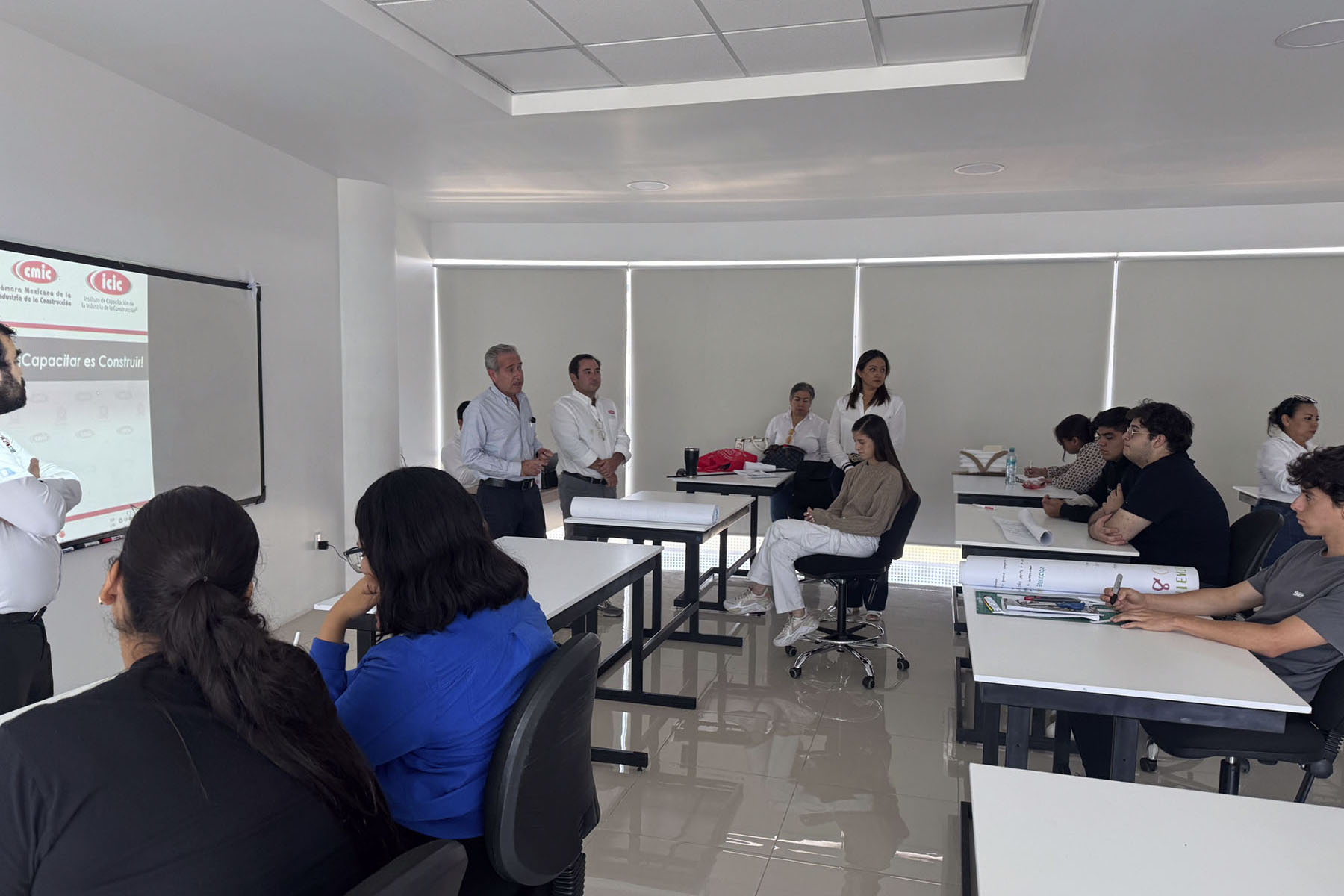 1 / 3 - Visita de la CMIC a la Escuela de Arquitectura Fortalece Vínculos con el Sector Profesional 1 / 3 - Visita de la CMIC a la Escuela de Arquitectura Fortalece Vínculos con el Sector Profesional