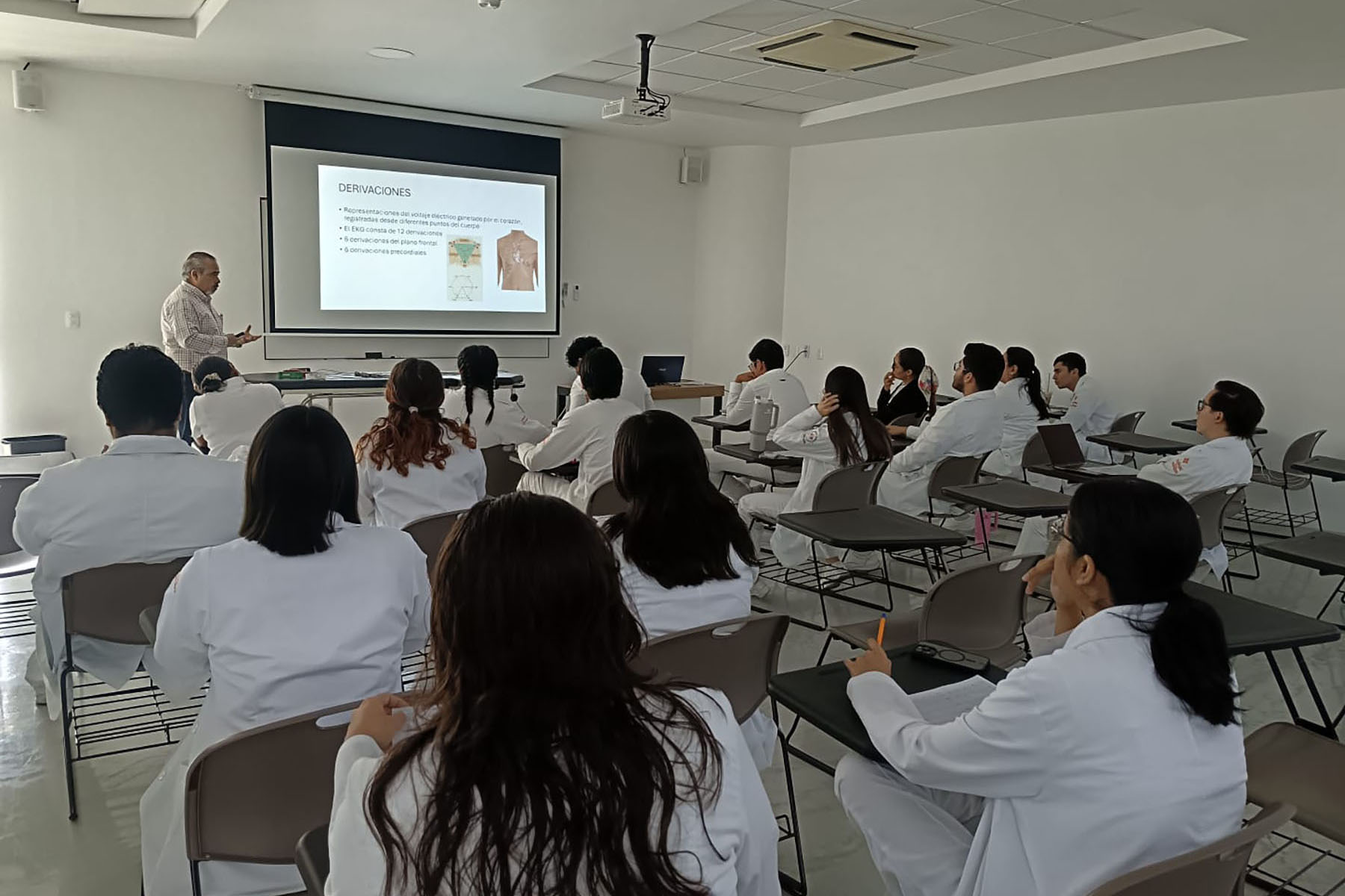 2 / 23 - La Escuela de Medicina Consolida su Compromiso con la 4ta. Jornada Académica 2 / 23 - La Escuela de Medicina Consolida su Compromiso con la 4ta. Jornada Académica