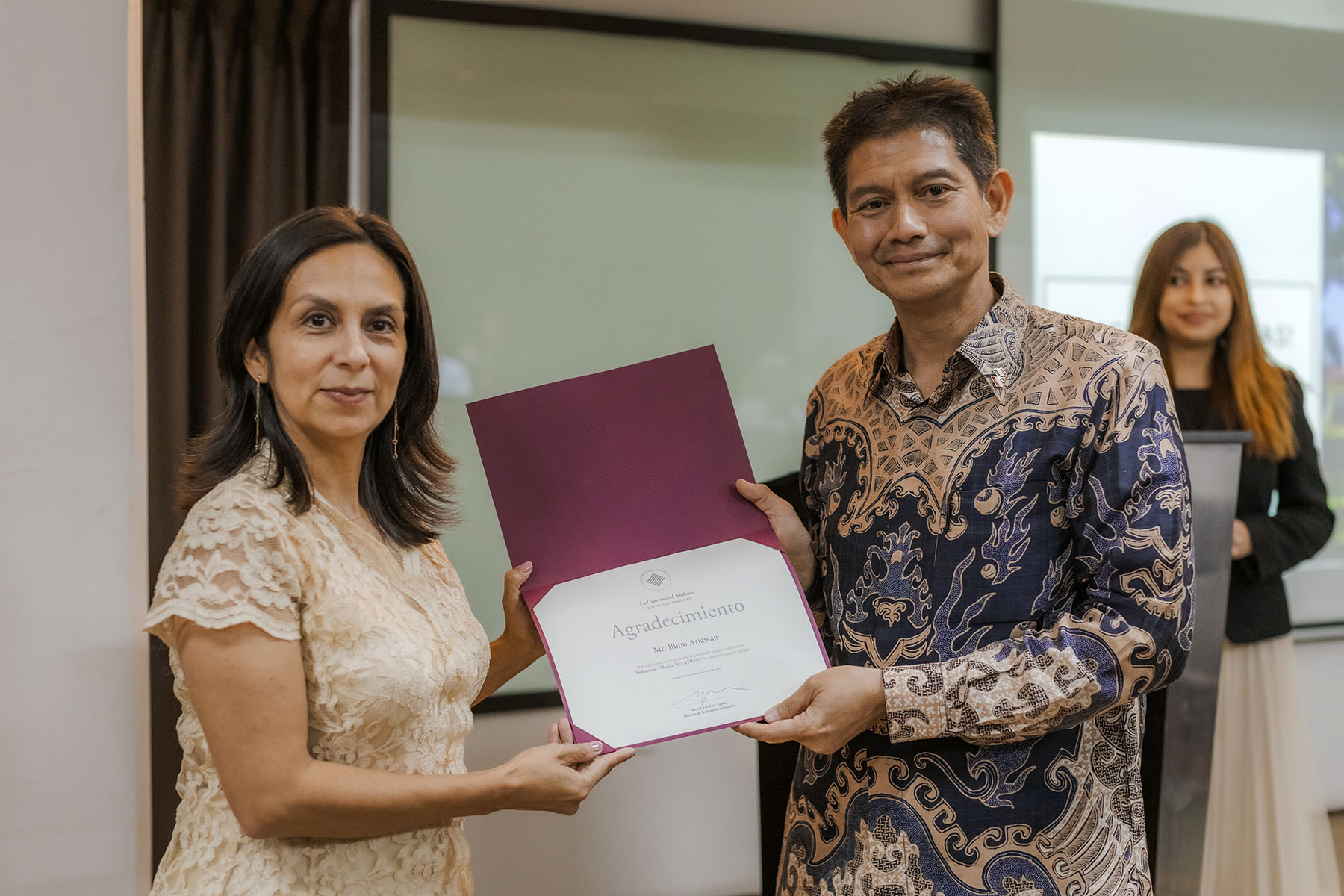 19 / 28 - Visita de la Embajada de Indonesia