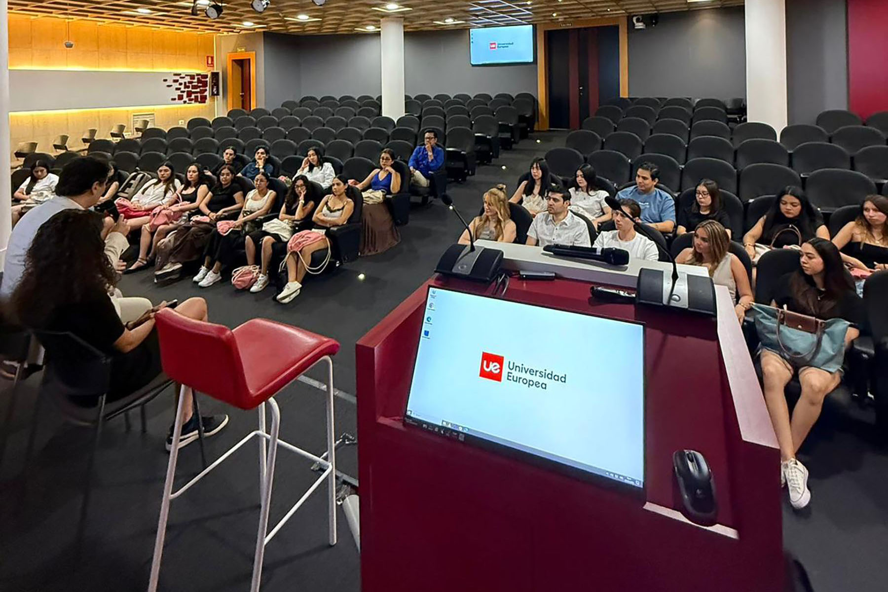 8 / 12 - Esmeralda Castillo Participa en Curso Internacional de Marketing Digital