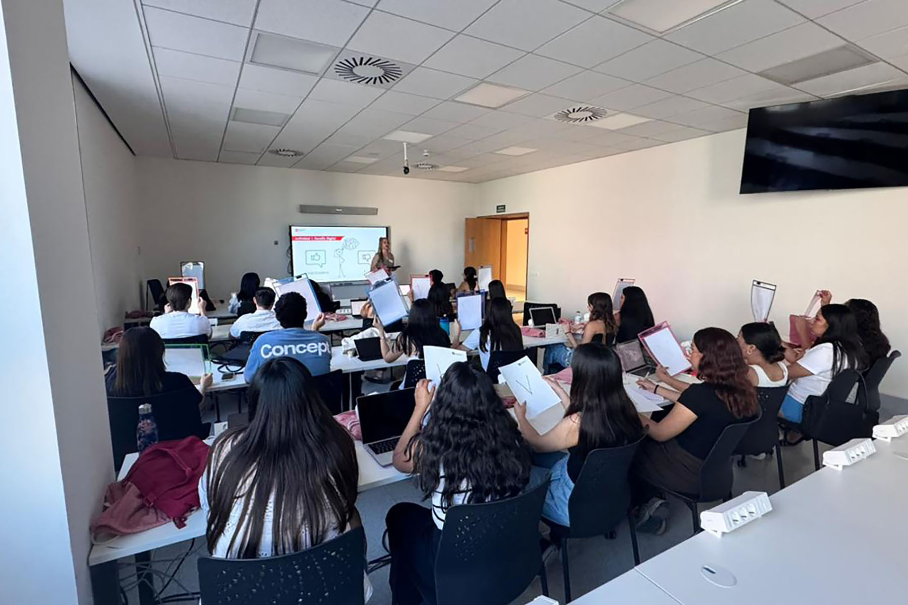 9 / 12 - Esmeralda Castillo Participa en Curso Internacional de Marketing Digital