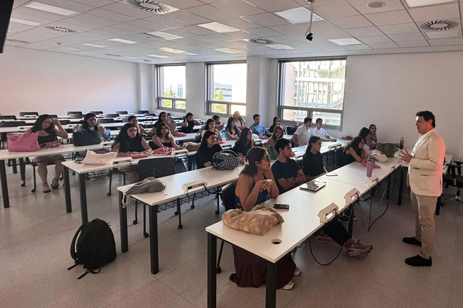 11 / 12 - Esmeralda Castillo Participa en Curso Internacional de Marketing Digital