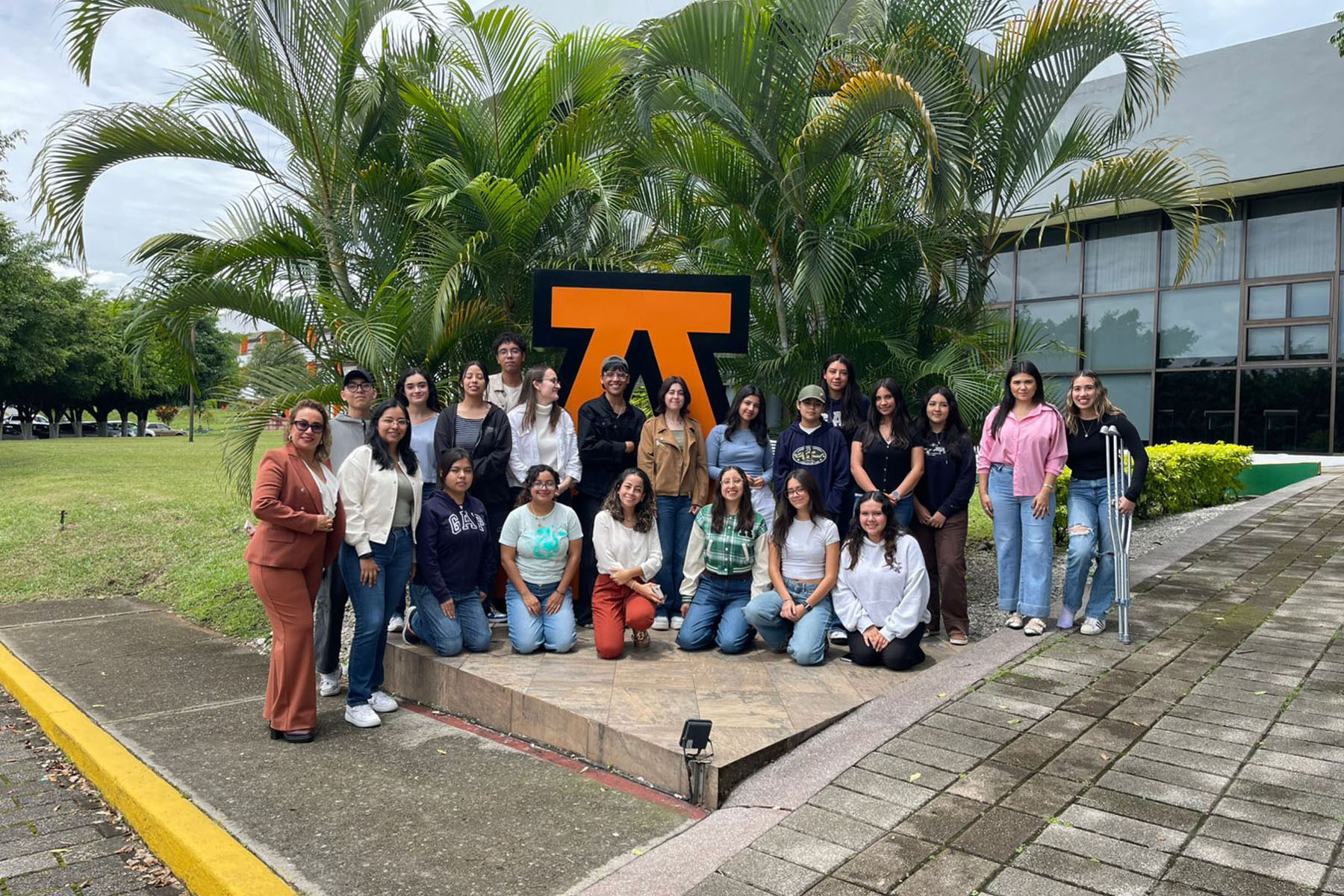 1 / 7 - Inspiración: Charla Entre Estudiantes y Consejo Consultivo de Diseño