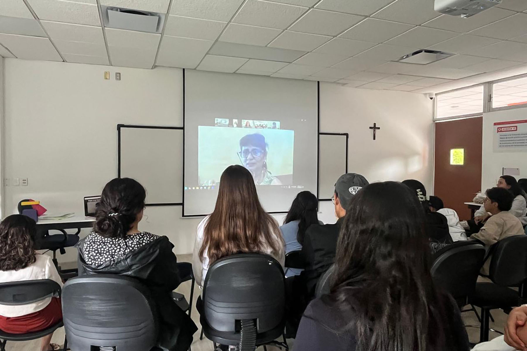 5 / 7 - Inspiración: Charla Entre Estudiantes y Consejo Consultivo de Diseño