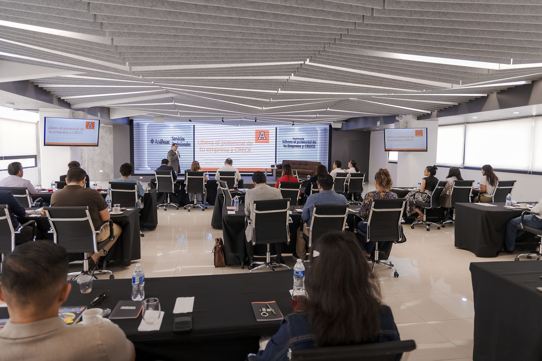 16 / 16 - Conferencia: Libera el Potencial de tu Empresa y CRECE