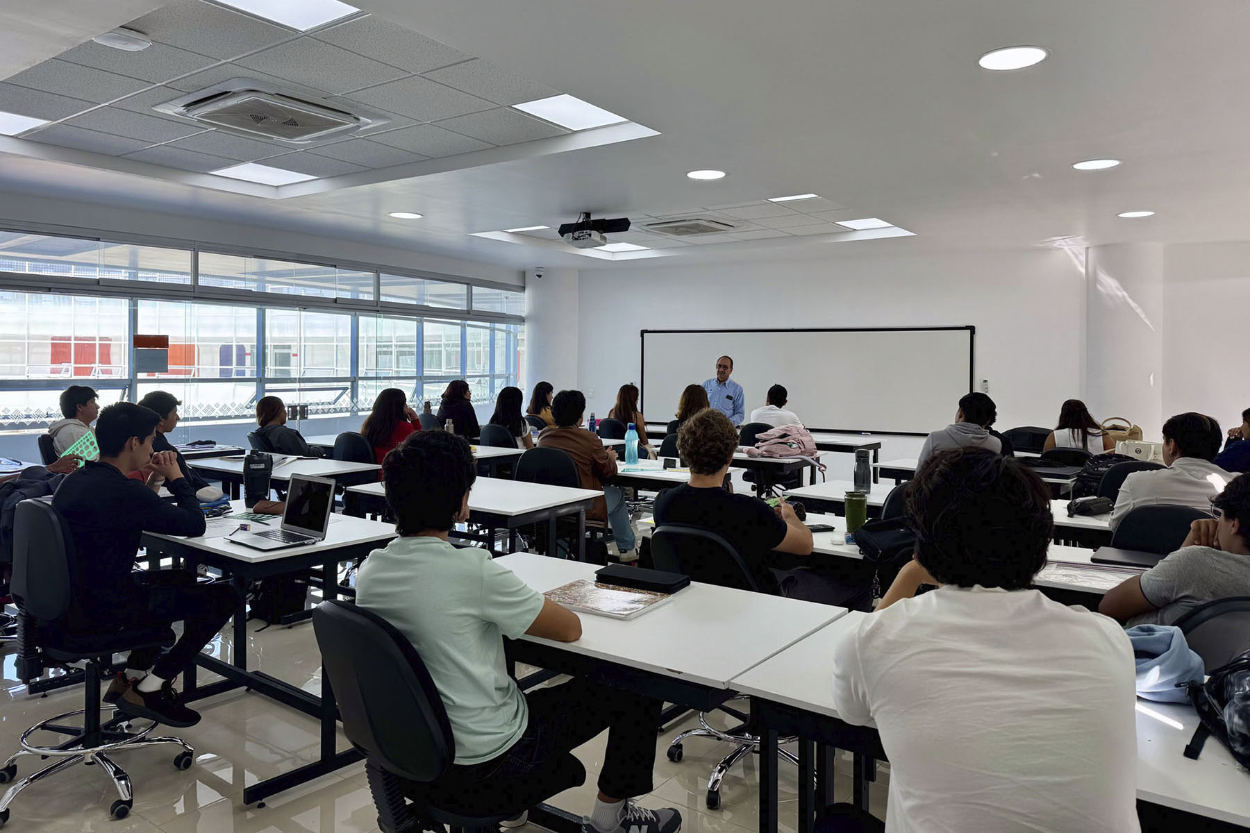 2 / 6 - Encuentro del Arq. Jorge Caram Kuri con Alumnos de Primer Semestre de Arquitectura