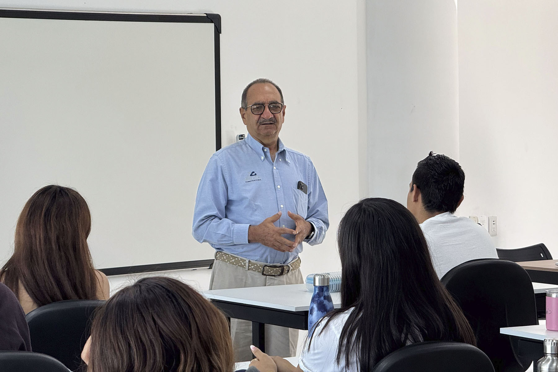 3 / 6 - Encuentro del Arq. Jorge Caram Kuri con Alumnos de Primer Semestre de Arquitectura