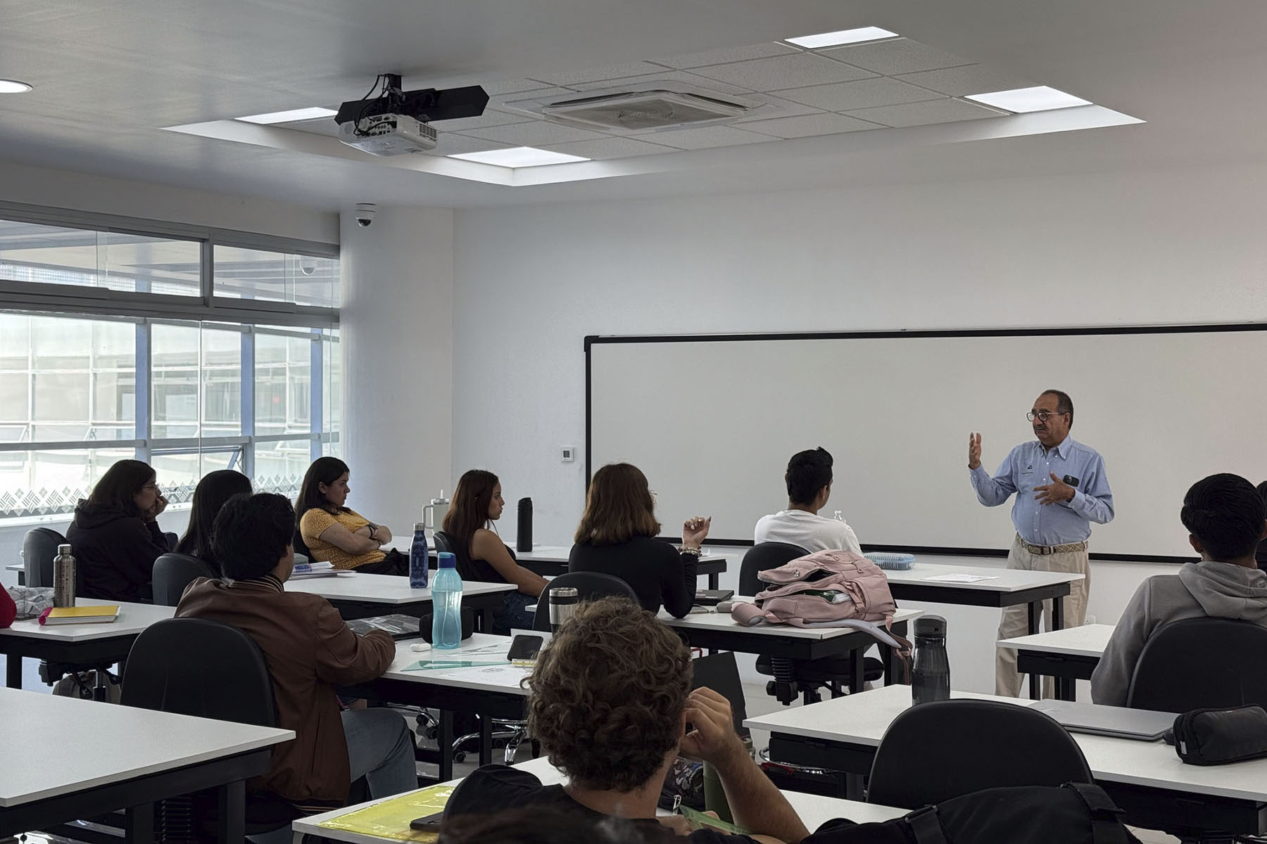 4 / 6 - Encuentro del Arq. Jorge Caram Kuri con Alumnos de Primer Semestre de Arquitectura