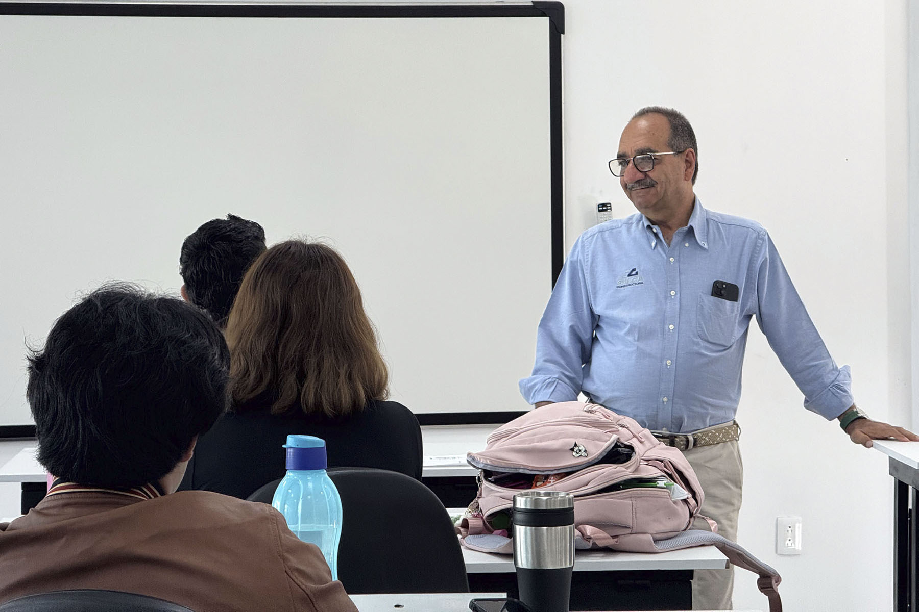 5 / 6 - Encuentro del Arq. Jorge Caram Kuri con Alumnos de Primer Semestre de Arquitectura