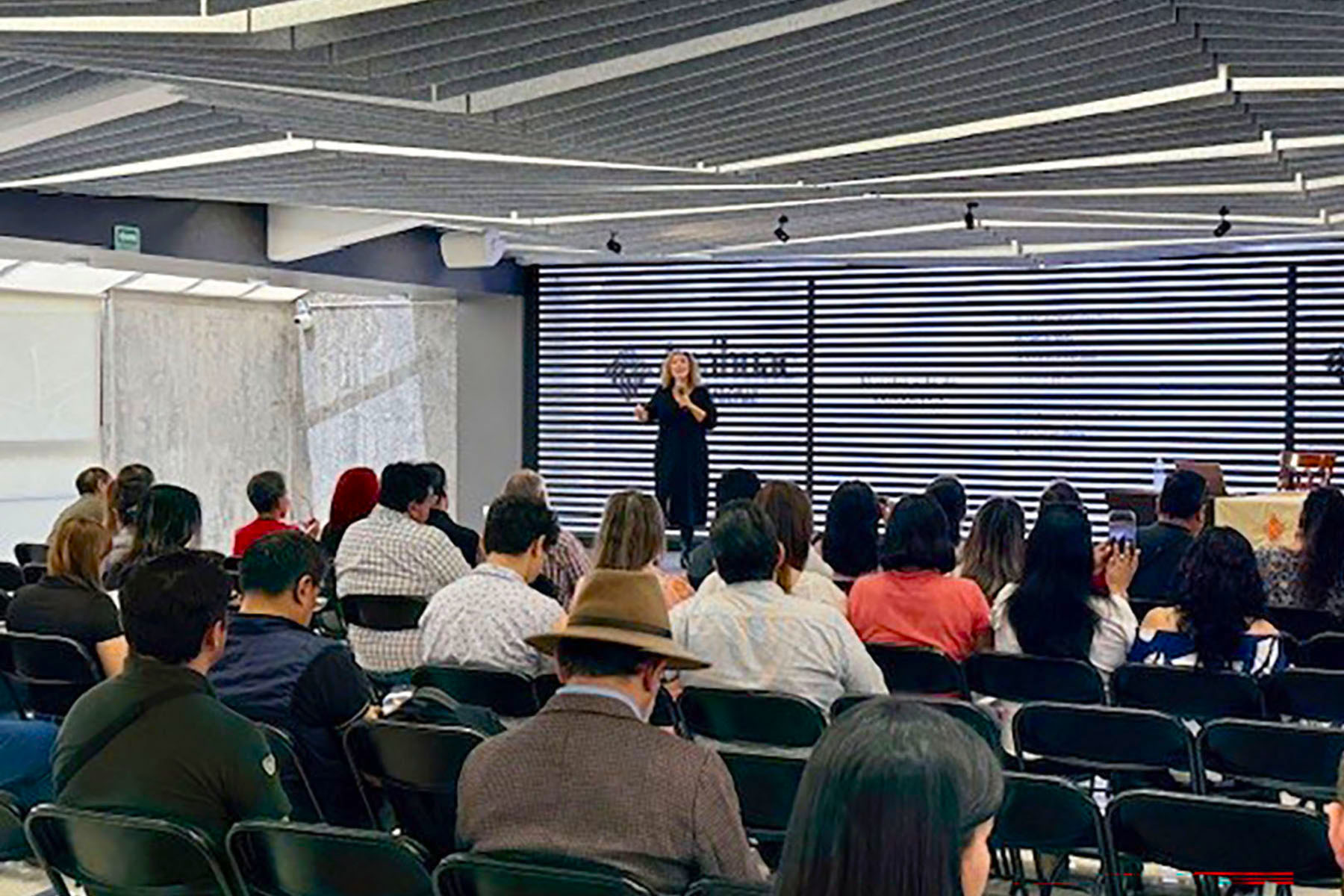 2 / 6 - Inteligencia Artificial Generativa: Potencializando el Marketing de PYMES y Emprendedores