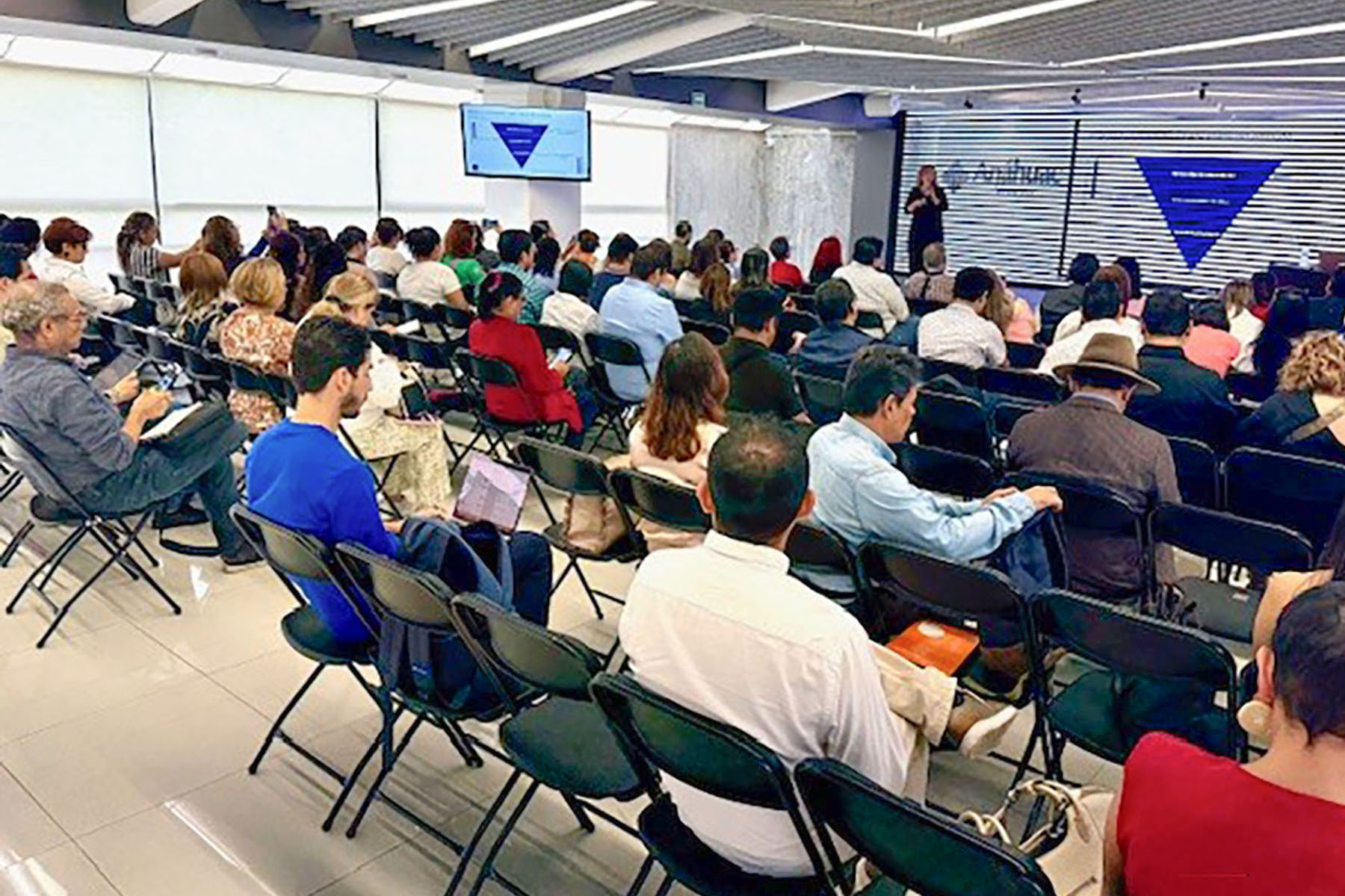 5 / 6 - Inteligencia Artificial Generativa: Potencializando el Marketing de PYMES y Emprendedores