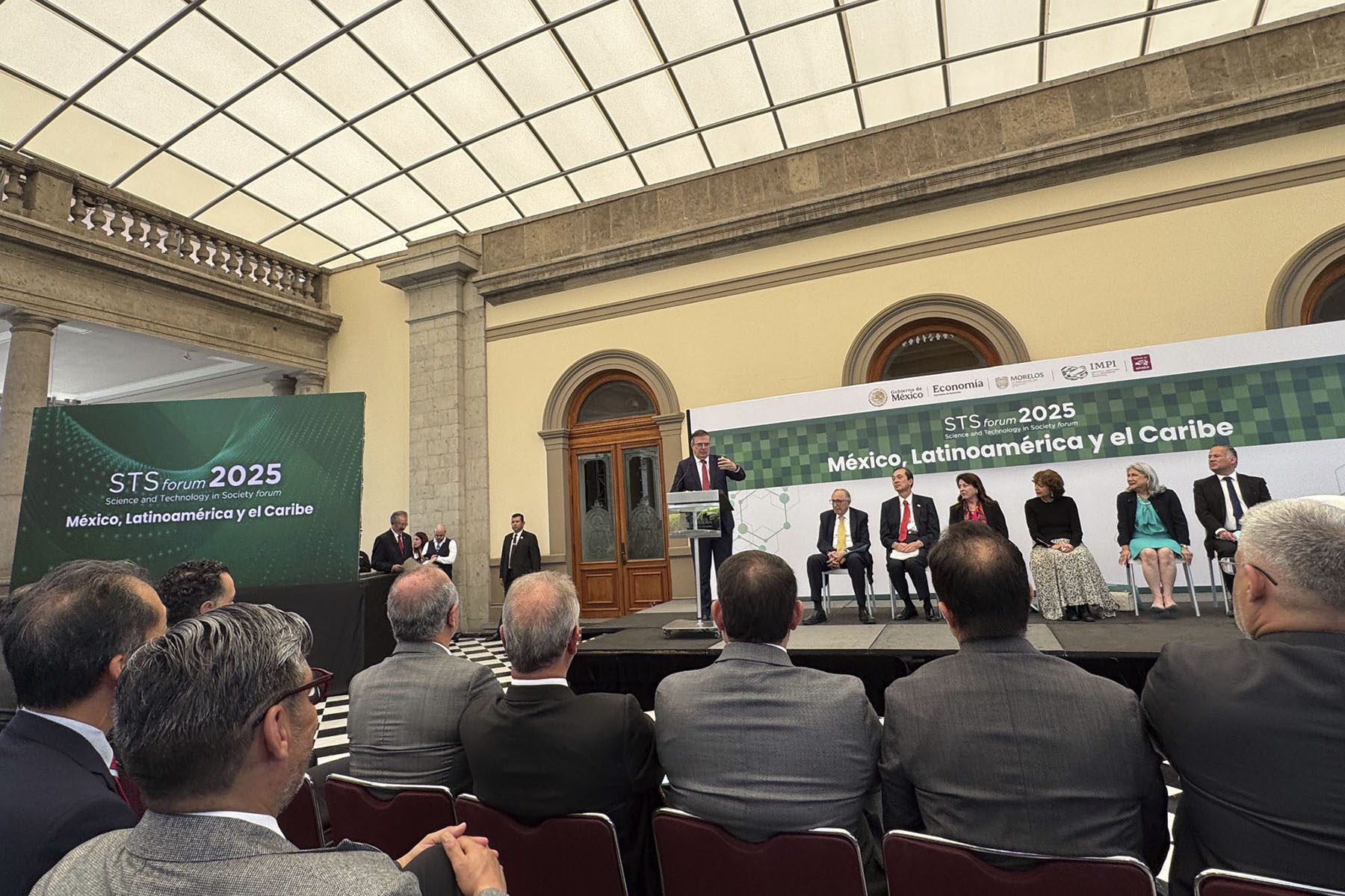 1 / 5 - Escuelas Fortalecen su Vinculación Internacional en el STS Forum 2025
