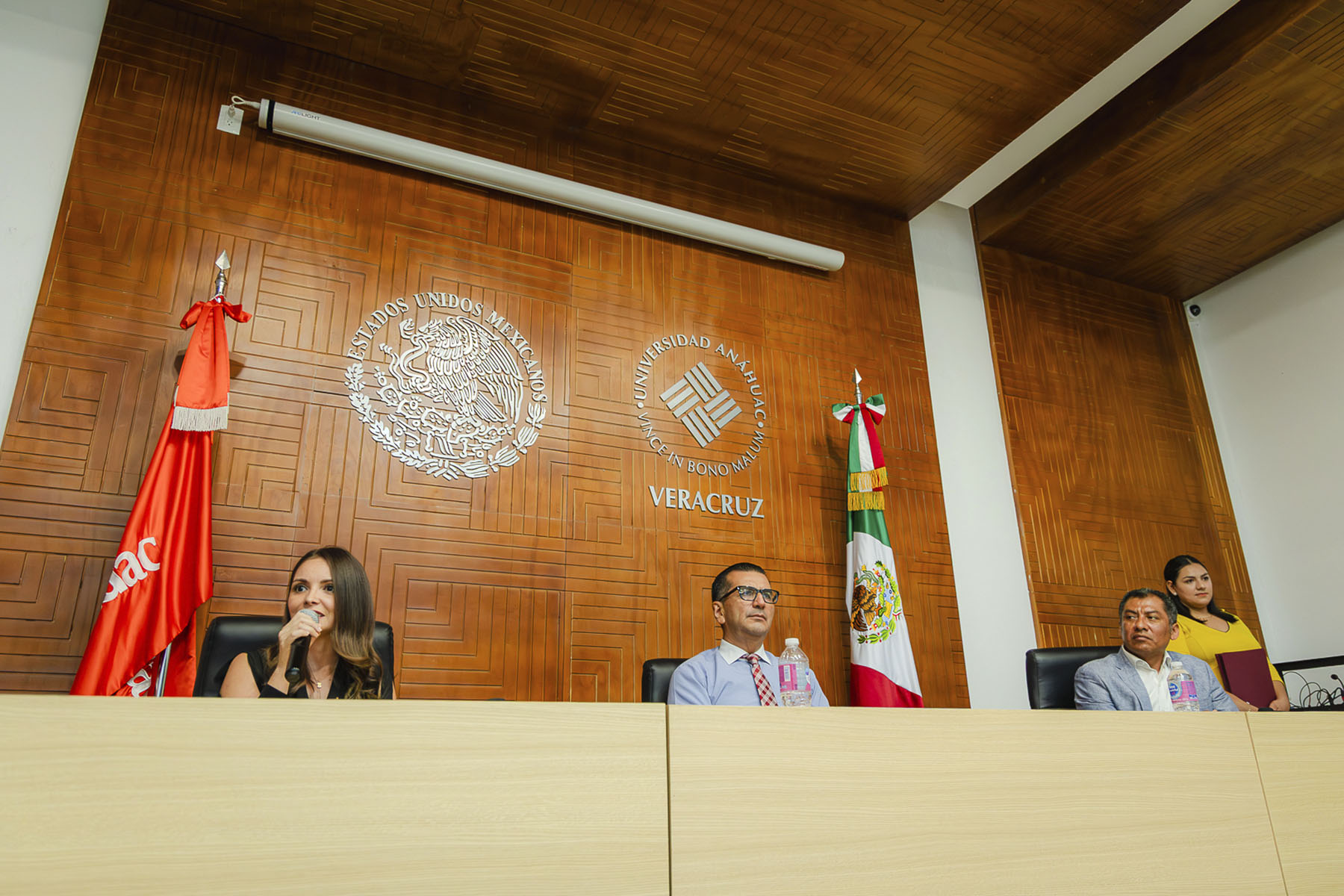 2 / 22 - Bienvenida de la Maestría en Economía y Negocios III