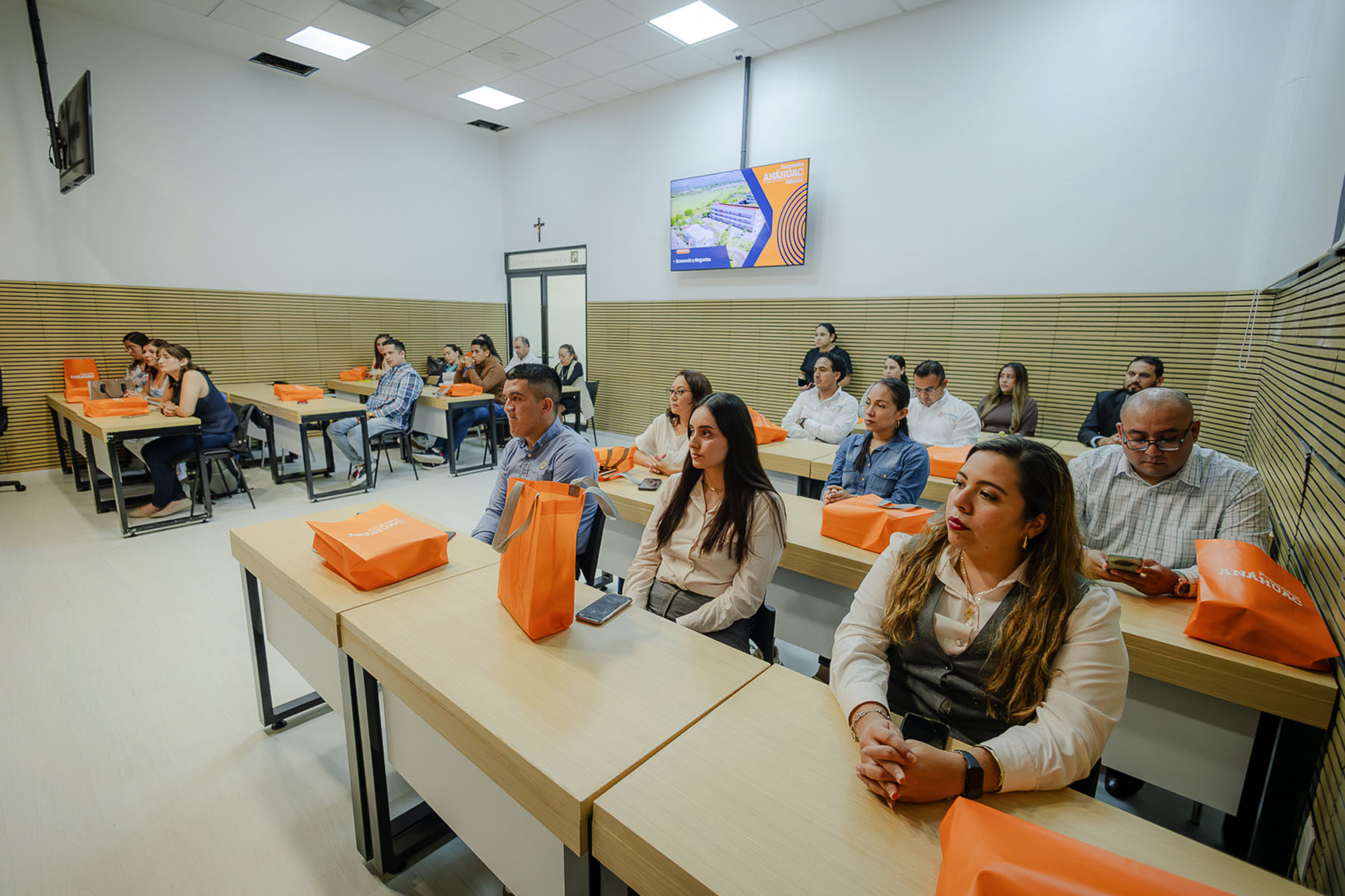 3 / 22 - Bienvenida de la Maestría en Economía y Negocios III