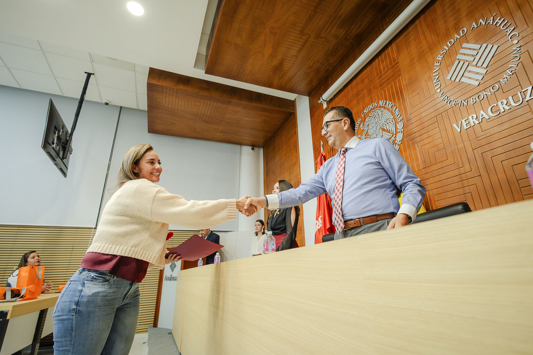 13 / 22 - Bienvenida de la Maestría en Economía y Negocios III