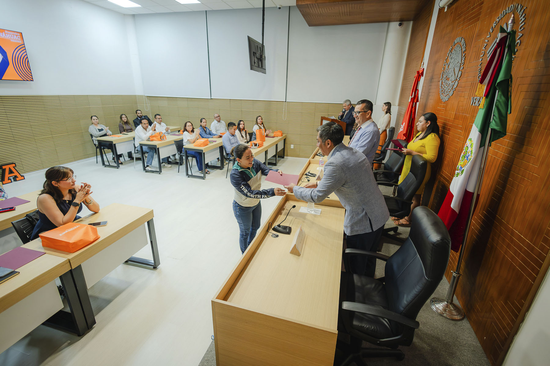 14 / 22 - Bienvenida de la Maestría en Economía y Negocios III