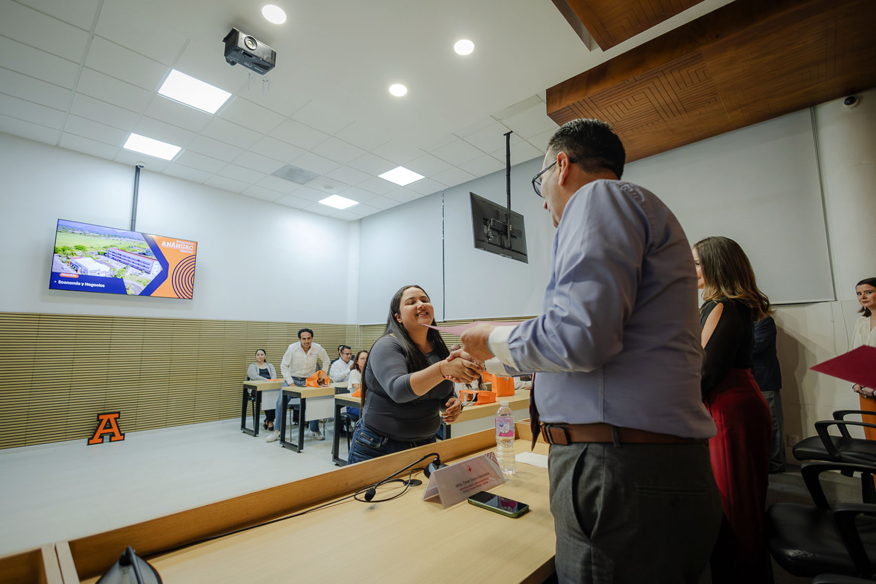 15 / 22 - Bienvenida de la Maestría en Economía y Negocios III