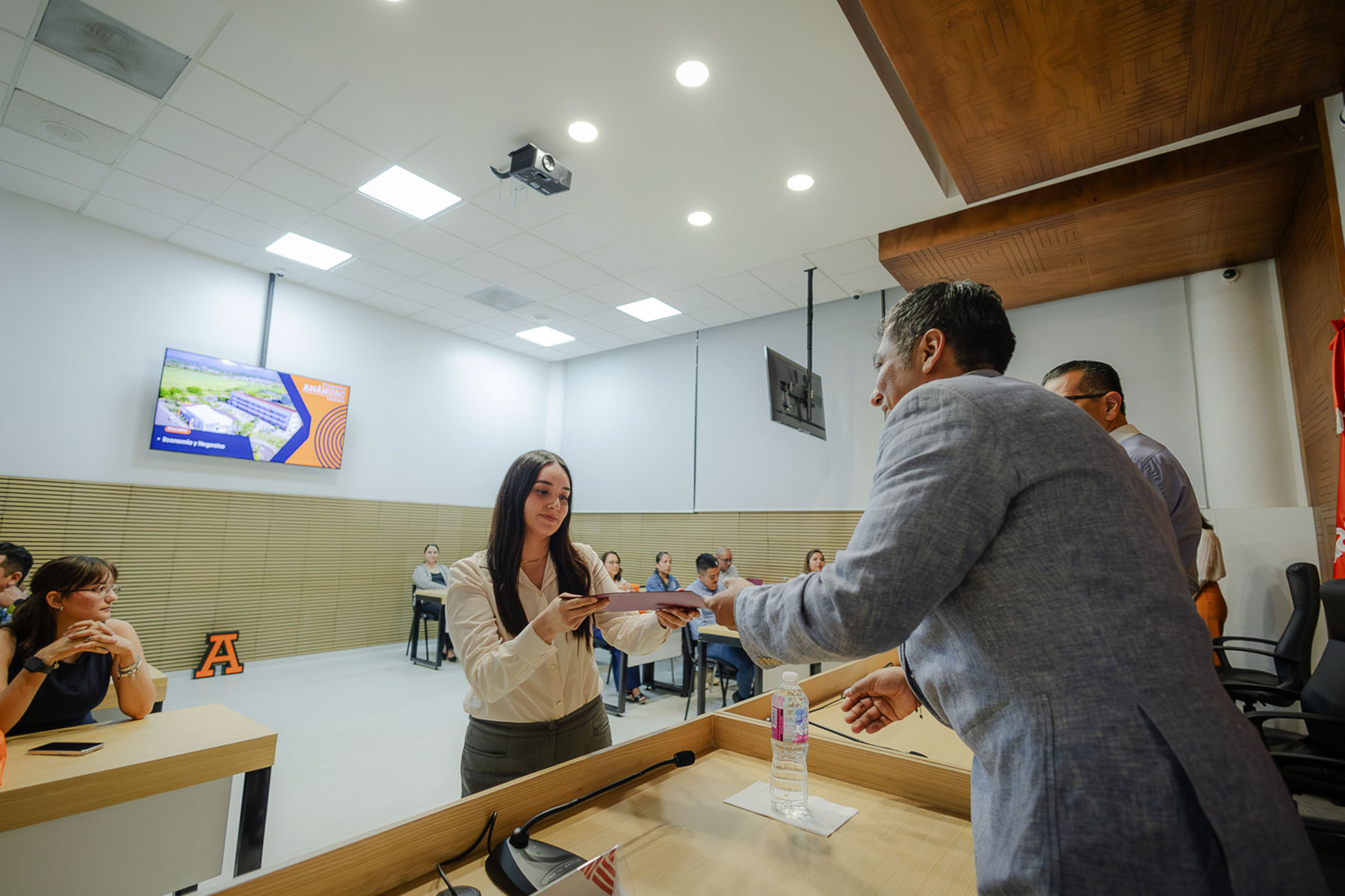 16 / 22 - Bienvenida de la Maestría en Economía y Negocios III