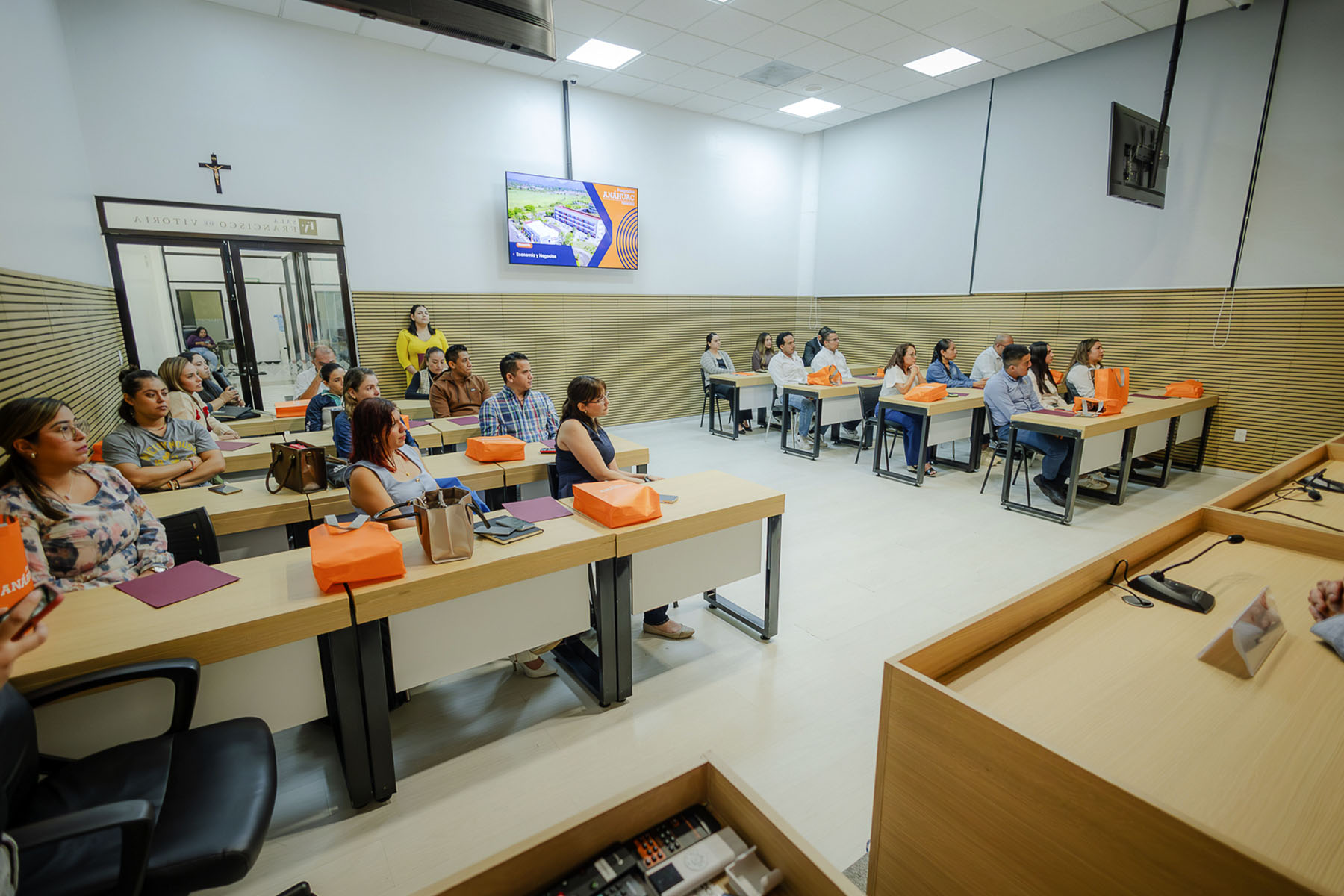 20 / 22 - Bienvenida de la Maestría en Economía y Negocios III