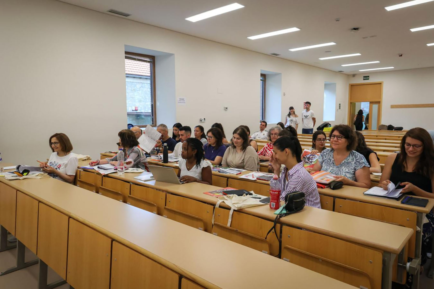 2 / 8 - Colaboradora Realiza Estancia Académica en España