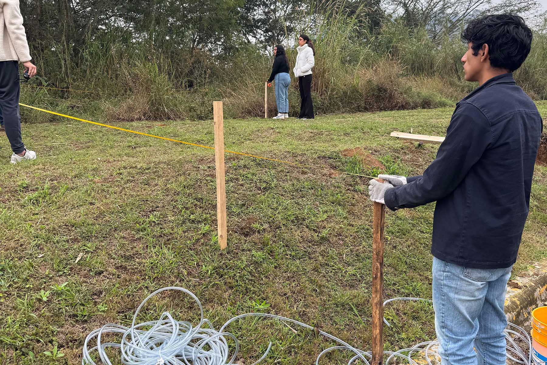 8 / 13 - Formación en Acción: Estudiantes Aplican Técnicas de Trazo y Nivelación en Campo 8 / 13 - Formación en Acción: Estudiantes Aplican Técnicas de Trazo y Nivelación en Campo