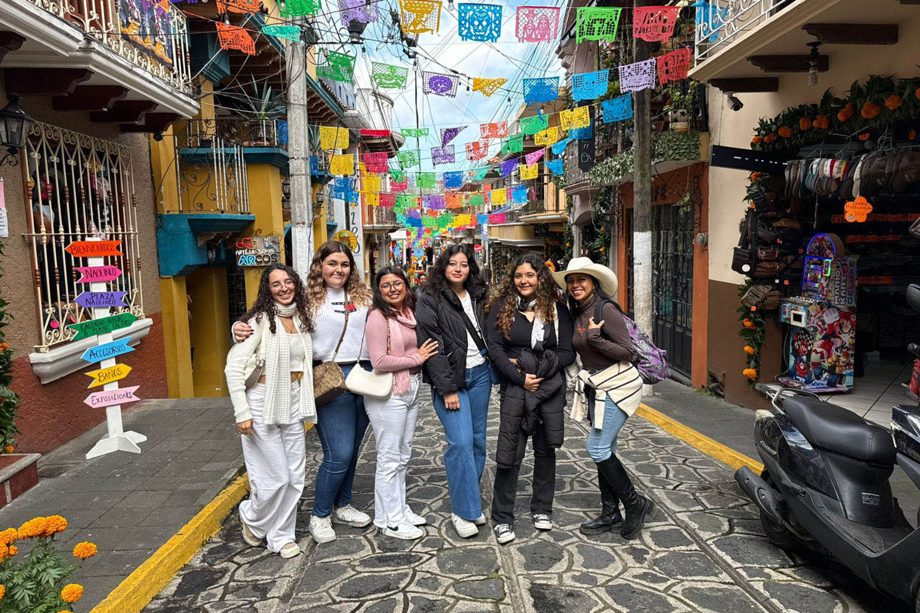 3 / 7 - Viviendo las Tradiciones: Alumnos Visitan Naolinco en el Día de Muertos 3 / 7 - Viviendo las Tradiciones: Alumnos Visitan Naolinco en el Día de Muertos