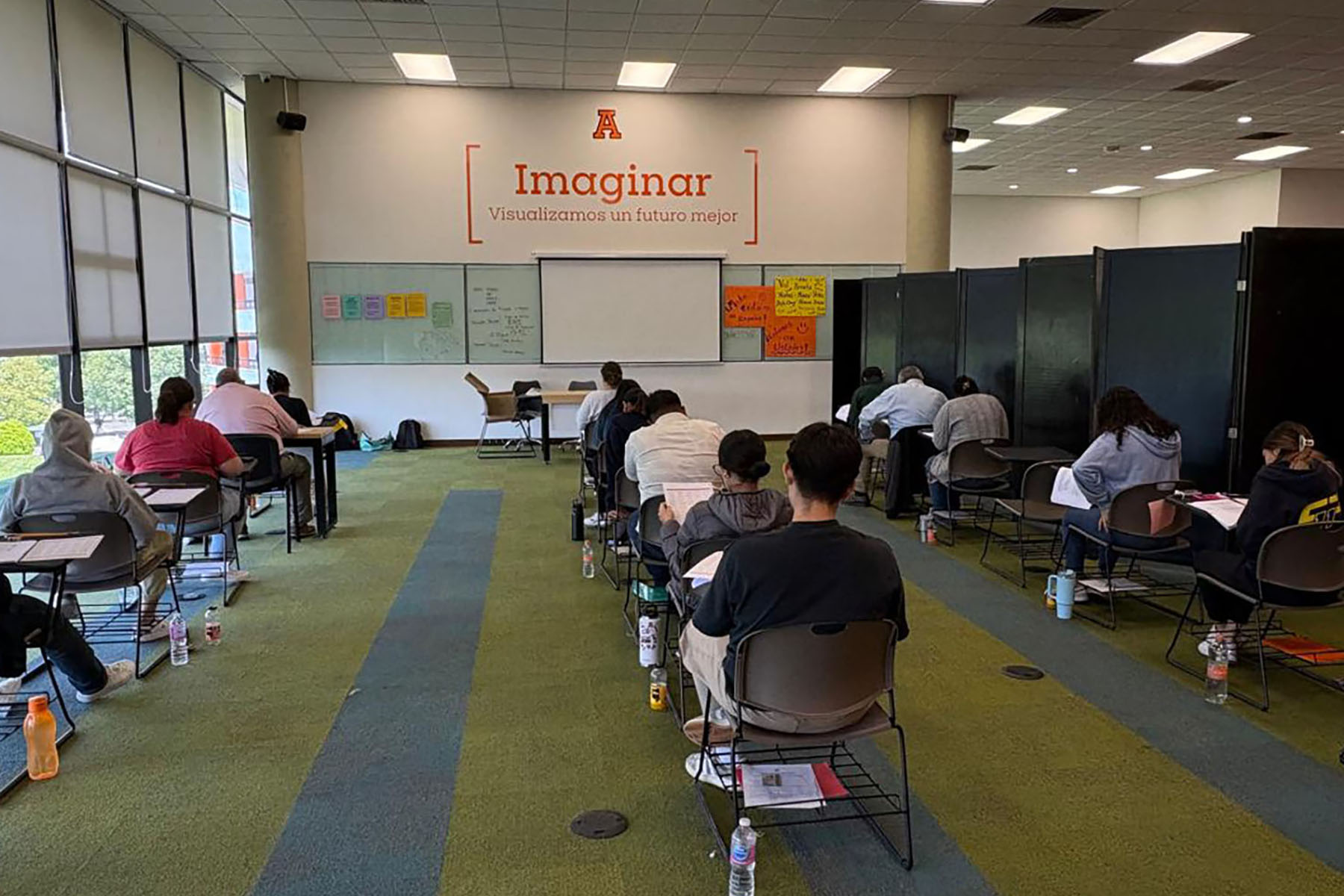 1 / 3 - Primera Generación de Egresados Logra Resultados Destacados en el EGEL 1 / 3 - Primera Generación de Egresados Logra Resultados Destacados en el EGEL