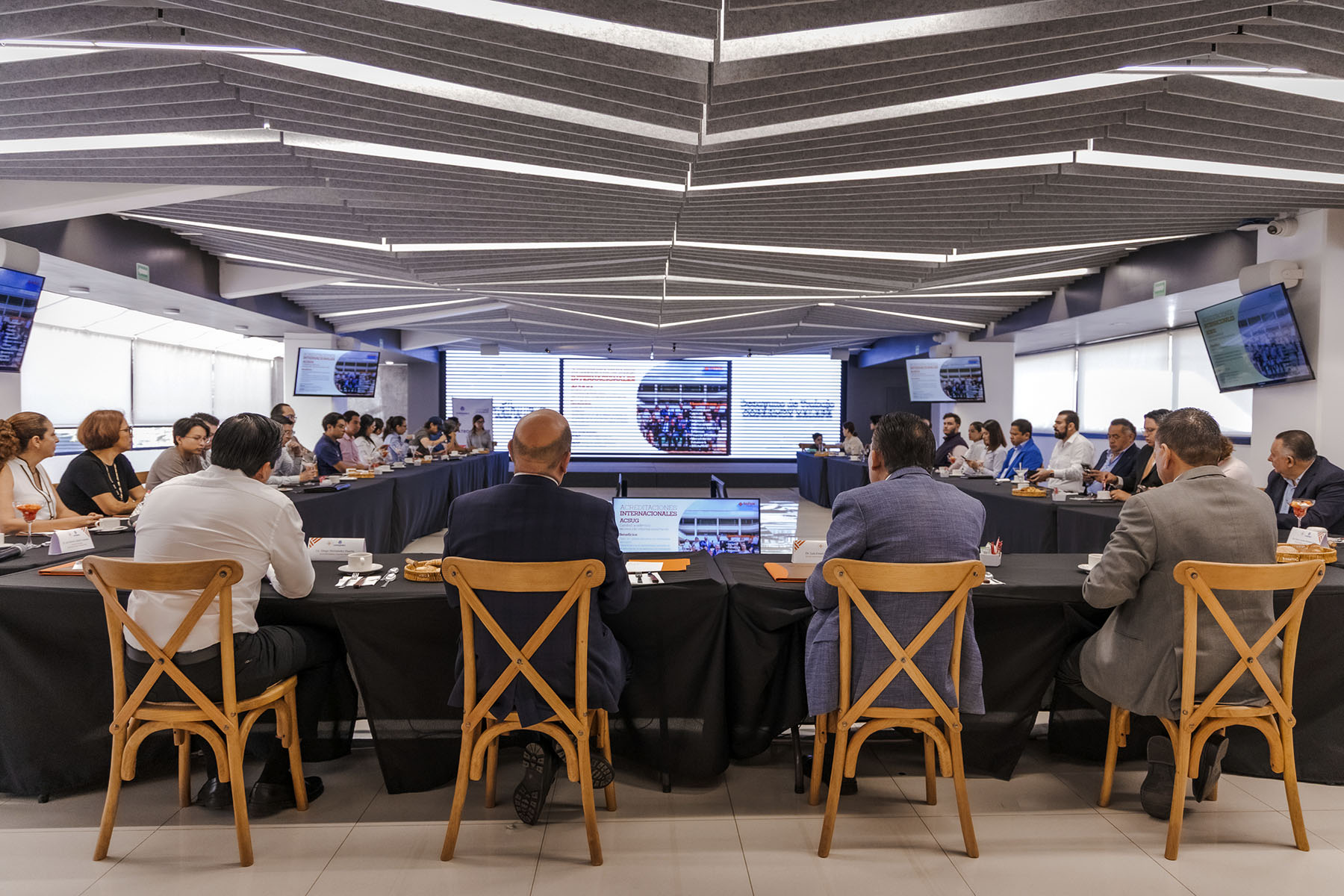 1 / 25 - Desayuno de Trabajo y Renovación de Convenio con COPARMEX 1 / 25 - Desayuno de Trabajo y Renovación de Convenio con COPARMEX