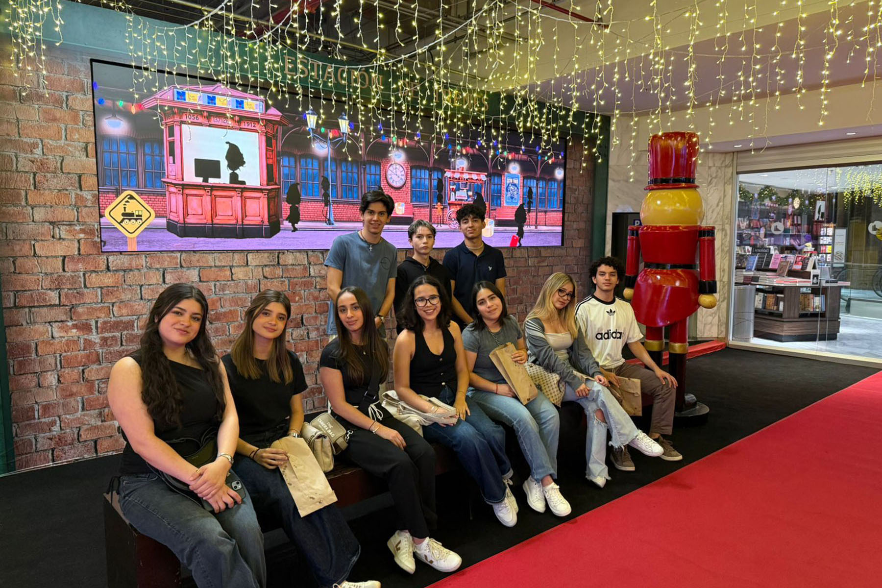 8 / 10 - Experiencia Educativa en Palacio de Hierro Polanco y Coyoacán 8 / 10 - Experiencia Educativa en Palacio de Hierro Polanco y Coyoacán