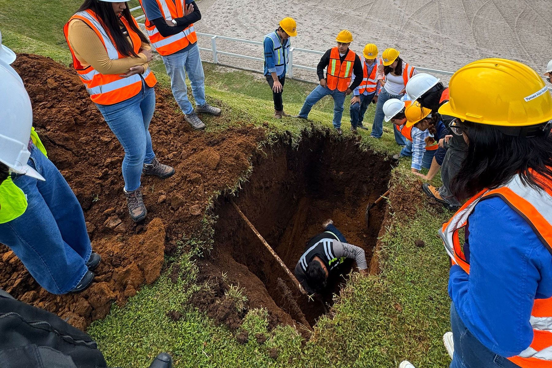 3 / 10 - Formación Técnica Desde el Terreno: Práctica de Mecánica de Suelos para Arquitectura 3 / 10 - Formación Técnica Desde el Terreno: Práctica de Mecánica de Suelos para Arquitectura