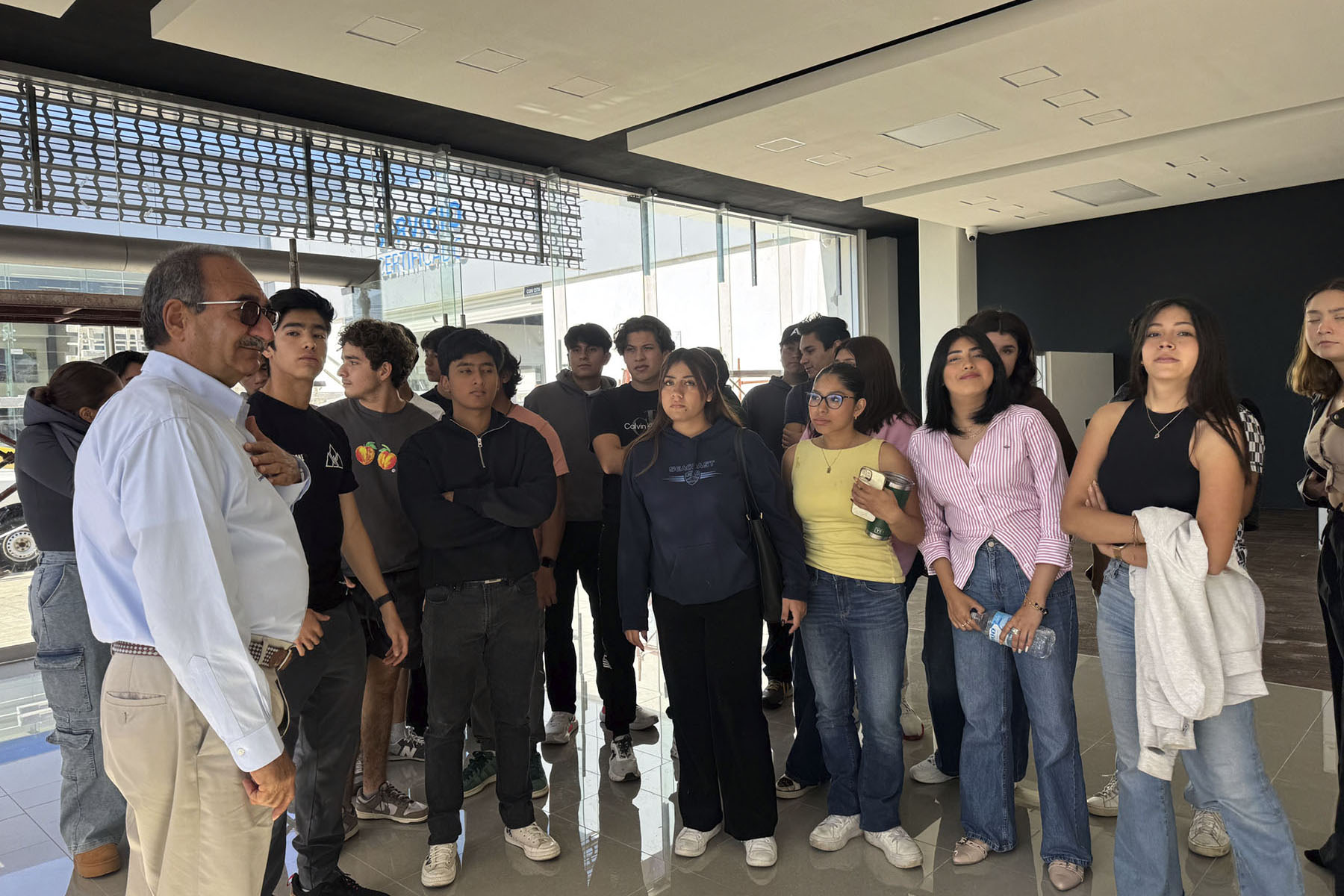 1 / 8 - Alumnos de Arquitectura Visitan las Agencias Buick y Chevrolet en Orizaba 1 / 8 - Alumnos de Arquitectura Visitan las Agencias Buick y Chevrolet en Orizaba