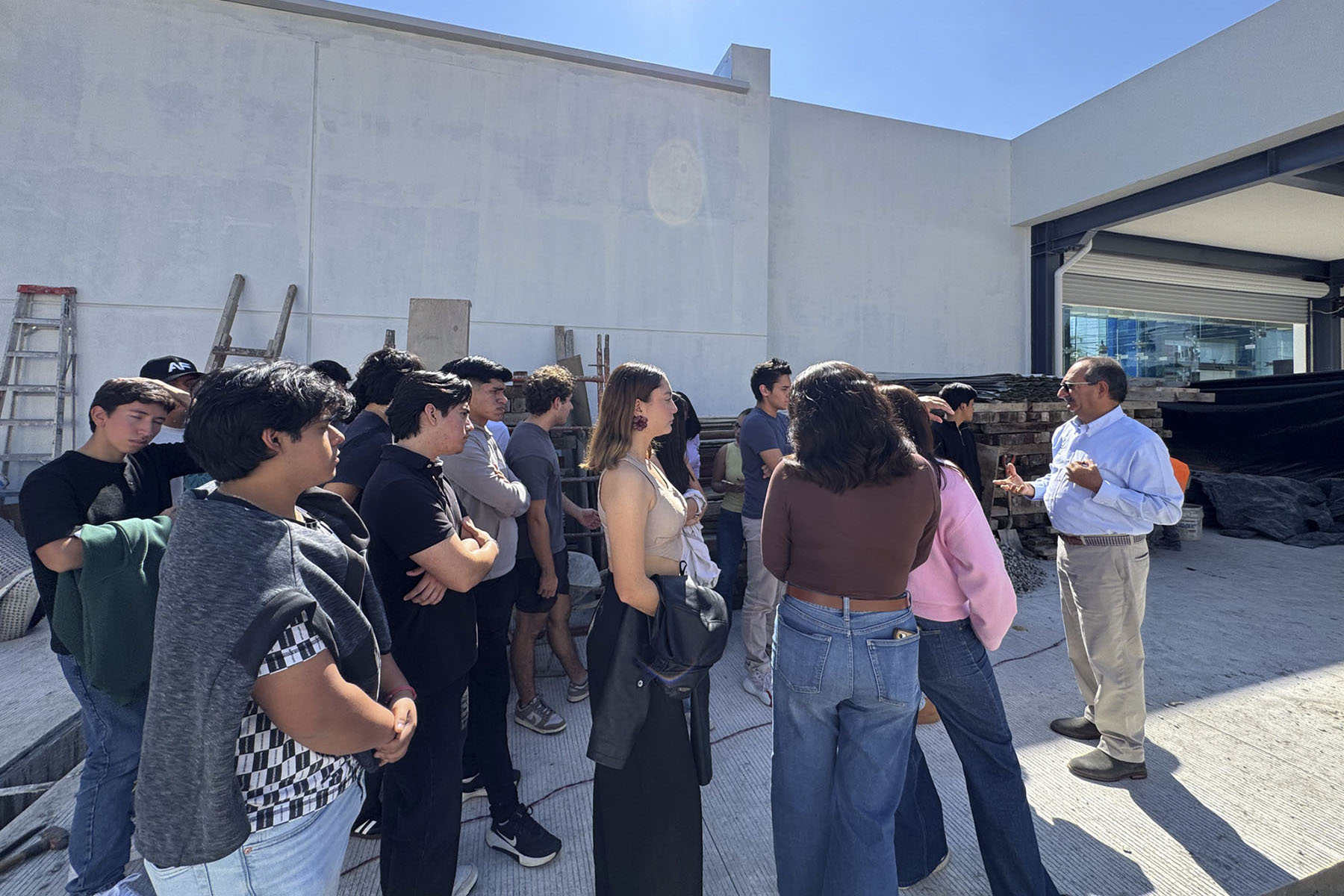 3 / 8 - Alumnos de Arquitectura Visitan las Agencias Buick y Chevrolet en Orizaba 3 / 8 - Alumnos de Arquitectura Visitan las Agencias Buick y Chevrolet en Orizaba