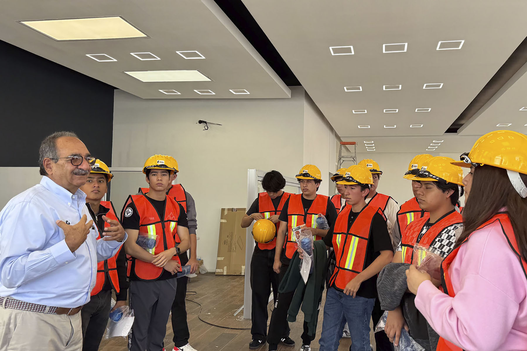 6 / 8 - Alumnos de Arquitectura Visitan las Agencias Buick y Chevrolet en Orizaba 6 / 8 - Alumnos de Arquitectura Visitan las Agencias Buick y Chevrolet en Orizaba
