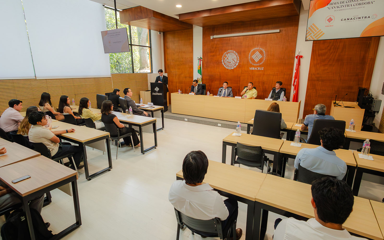 6 / 16 - Ceremonia de Firma de Convenio con CANACINTRA Córdoba 6 / 16 - Ceremonia de Firma de Convenio con CANACINTRA Córdoba