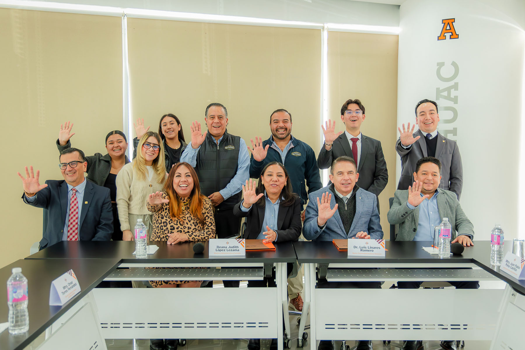 14 / 18 - Firma de Convenio con Rovianda 14 / 18 - Firma de Convenio con Rovianda