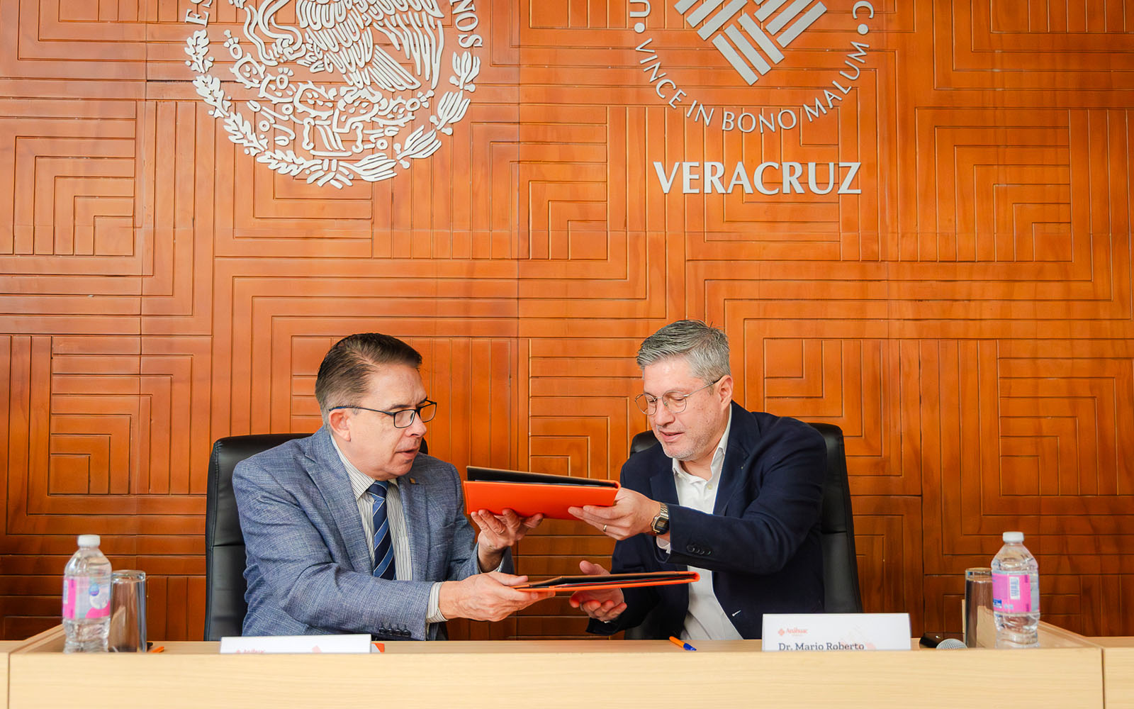 15 / 17 - Firma de Convenio con la Universidad Veracruzana 15 / 17 - Firma de Convenio con la Universidad Veracruzana