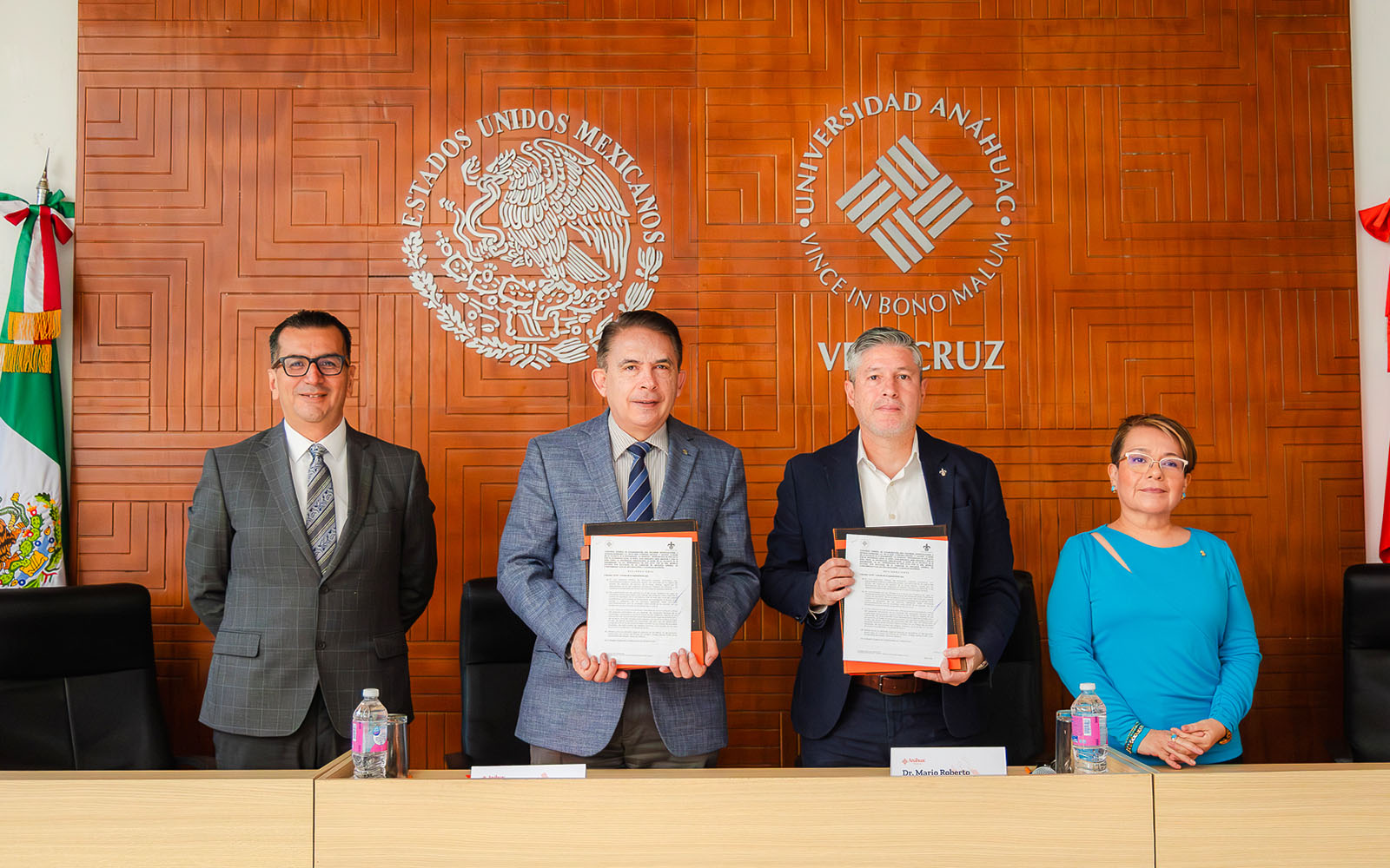 16 / 17 - Firma de Convenio con la Universidad Veracruzana 16 / 17 - Firma de Convenio con la Universidad Veracruzana
