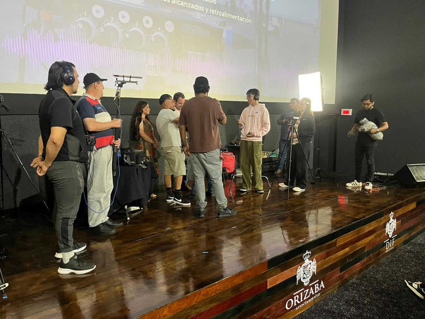 4 / 9 - Alumnos de Diseño Multimedia en el Festival Internacional de Cine de Orizaba 4 / 9 - Alumnos de Diseño Multimedia en el Festival Internacional de Cine de Orizaba