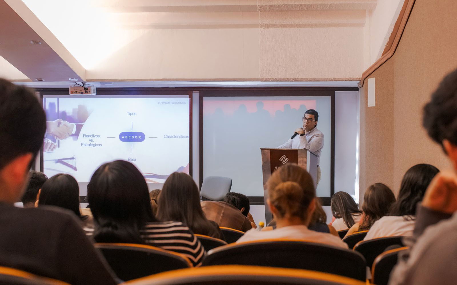 1 / 5 - De la Mesa Directiva al Éxito Empresarial 1 / 5 - De la Mesa Directiva al Éxito Empresarial