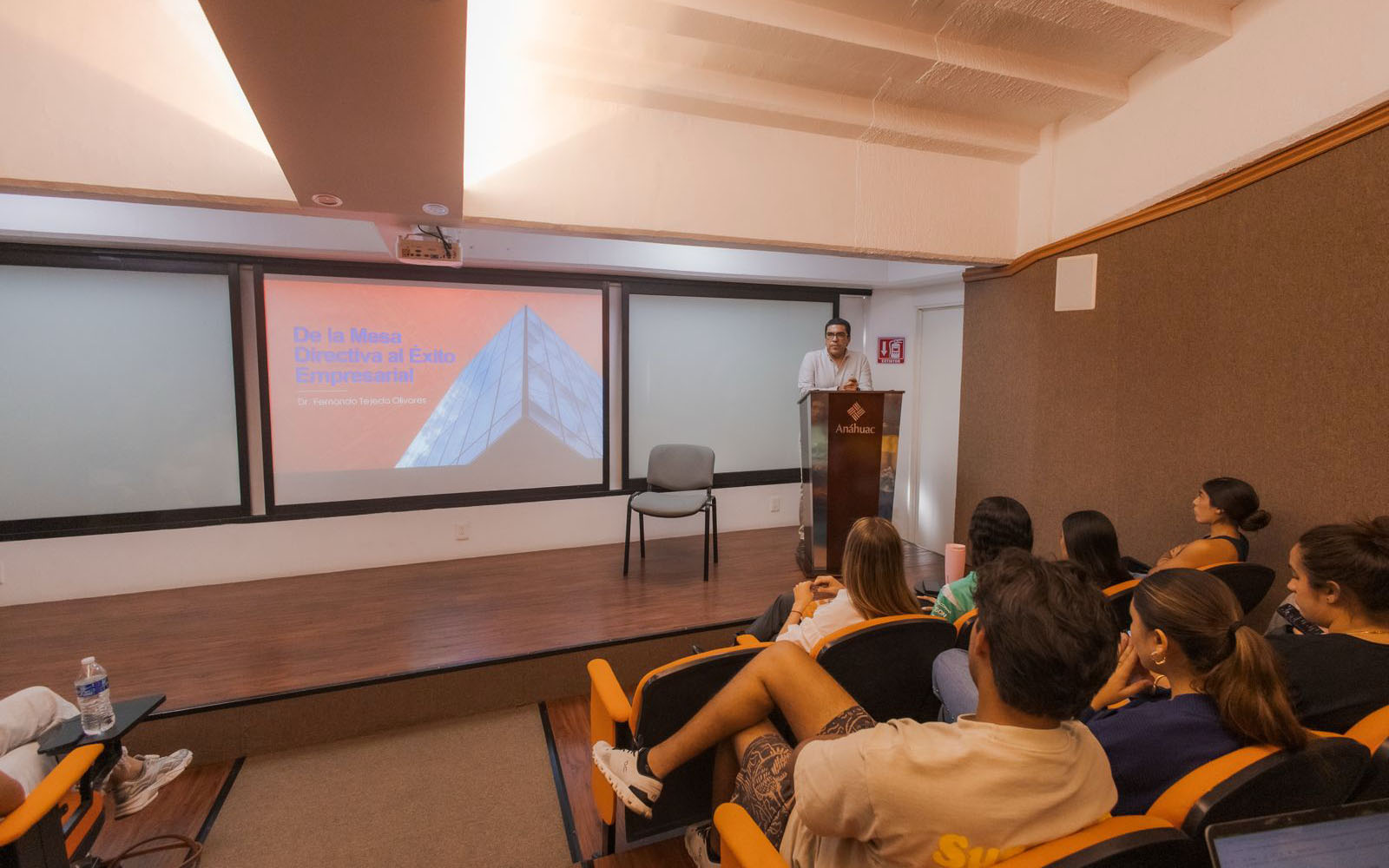 2 / 5 - De la Mesa Directiva al Éxito Empresarial 2 / 5 - De la Mesa Directiva al Éxito Empresarial