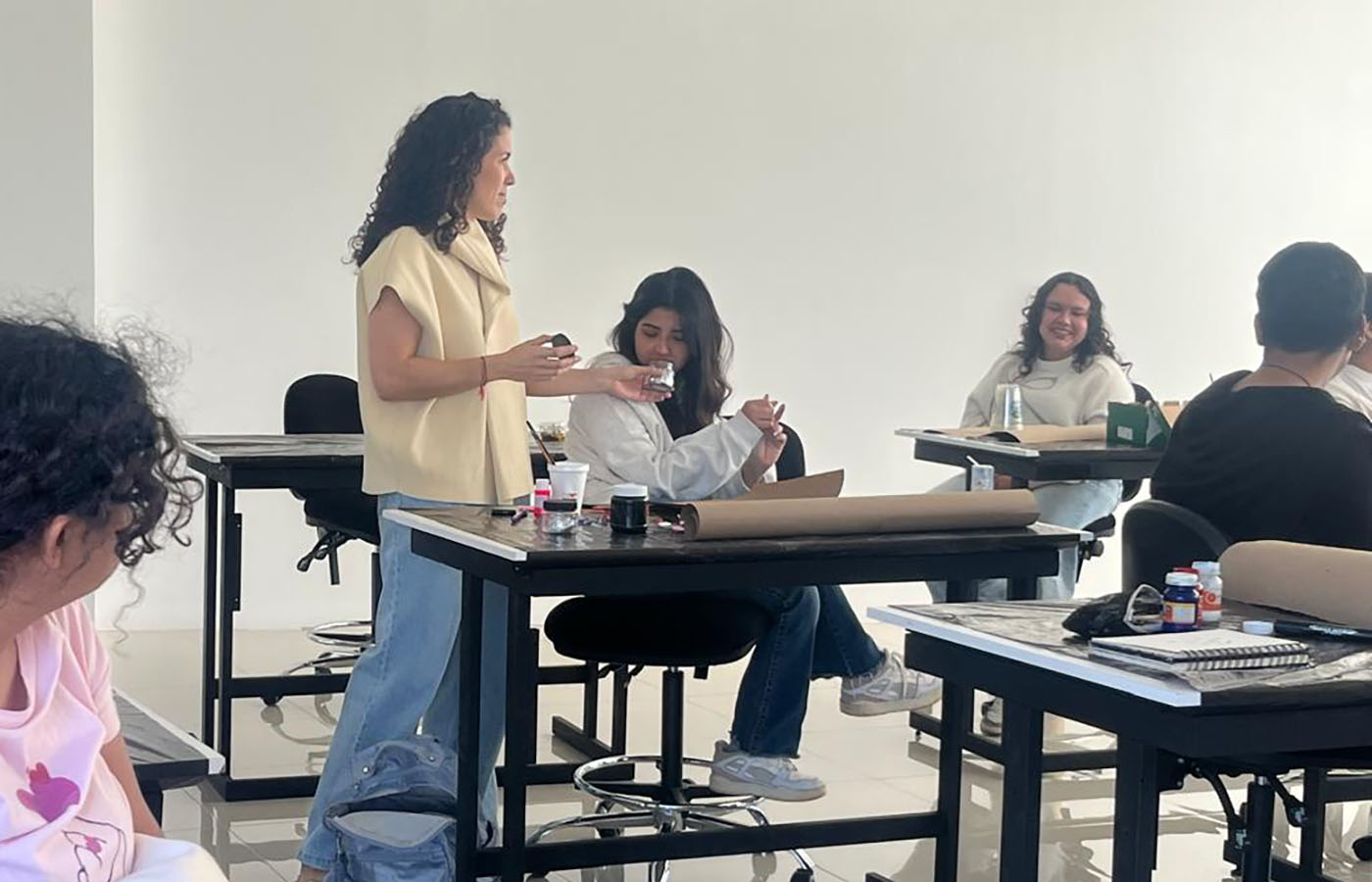 1 / 9 - Taller de Exploración Perceptual con la Diseñadora Industrial Claudia Bueno Ross 1 / 9 - Taller de Exploración Perceptual con la Diseñadora Industrial Claudia Bueno Ross