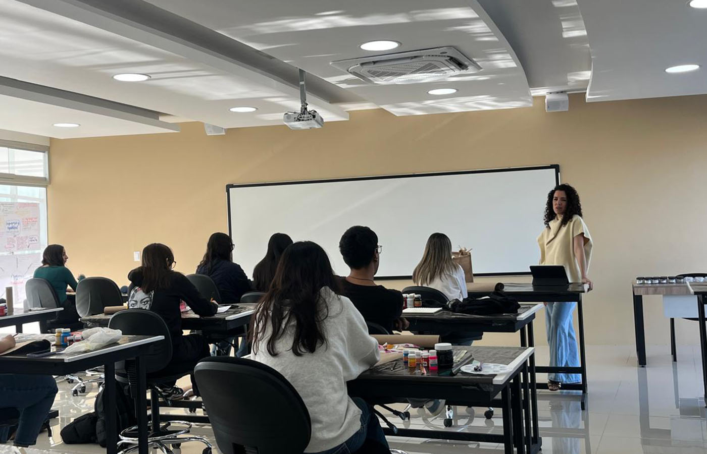 2 / 9 - Taller de Exploración Perceptual con la Diseñadora Industrial Claudia Bueno Ross 2 / 9 - Taller de Exploración Perceptual con la Diseñadora Industrial Claudia Bueno Ross