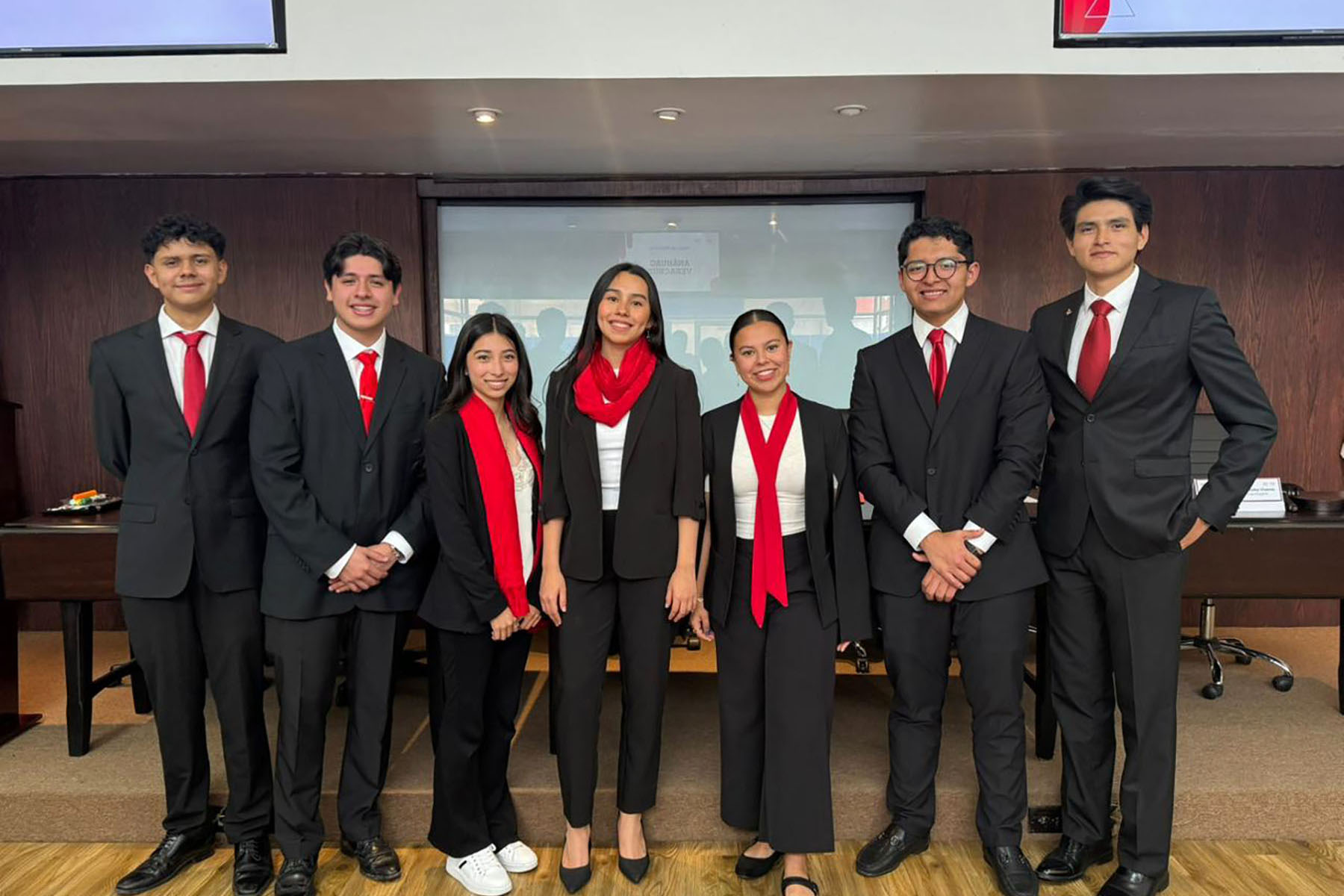 1 / 3 - Alumnos Asumen Liderazgo en el IMEF Universitario 2026 1 / 3 - Alumnos Asumen Liderazgo en el IMEF Universitario 2026