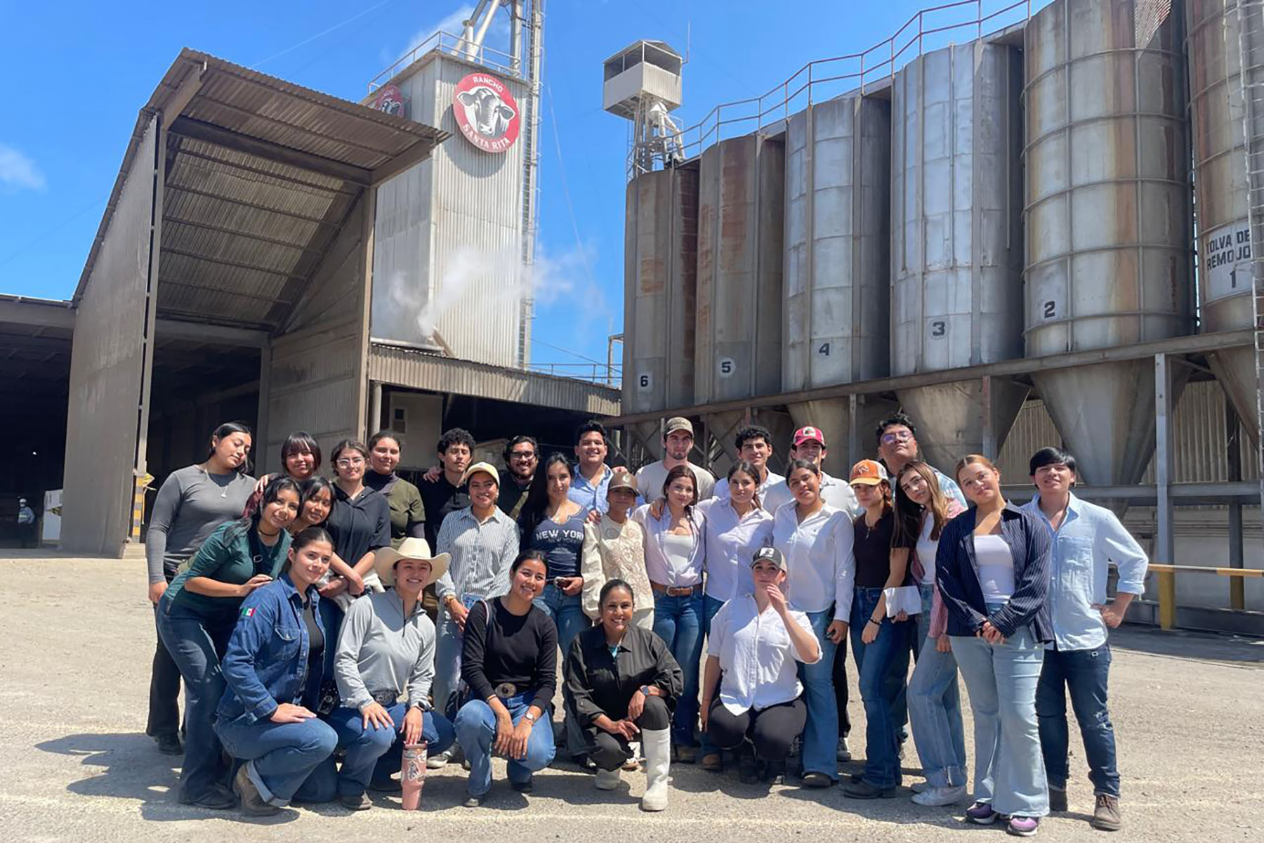 1 / 4 - Alumnos Visitan el Rancho Ganadero Santa Rita 1 / 4 - Alumnos Visitan el Rancho Ganadero Santa Rita
