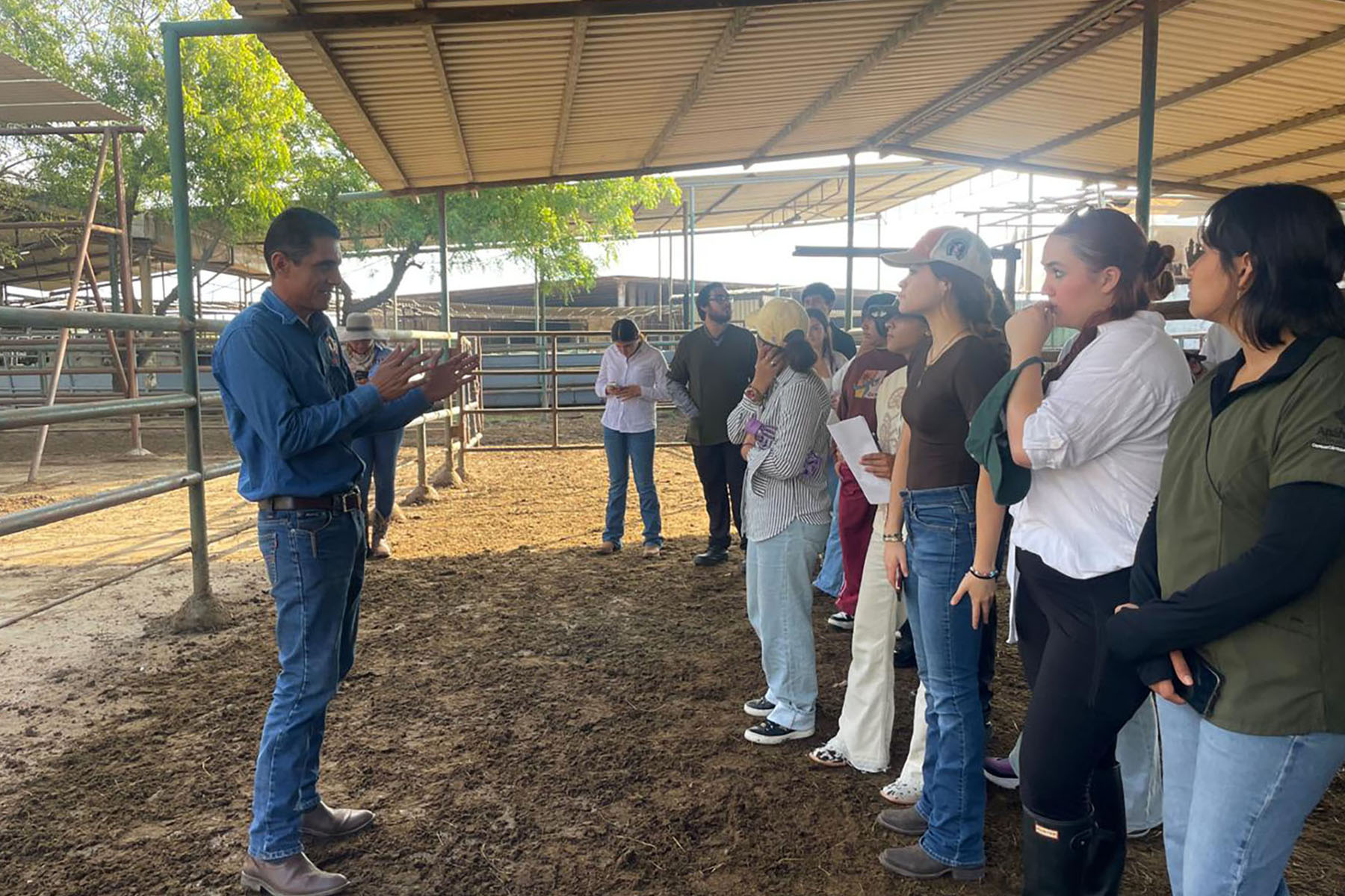 4 / 4 - Alumnos Visitan el Rancho Ganadero Santa Rita 4 / 4 - Alumnos Visitan el Rancho Ganadero Santa Rita