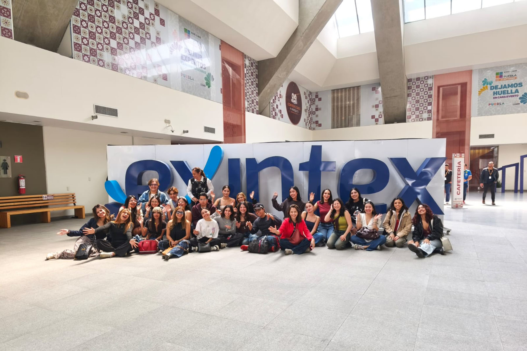 1 / 10 - Estudiantes de Diseño de Moda Fortalecen su Formación Profesional en EXINTEX 1 / 10 - Estudiantes de Diseño de Moda Fortalecen su Formación Profesional en EXINTEX