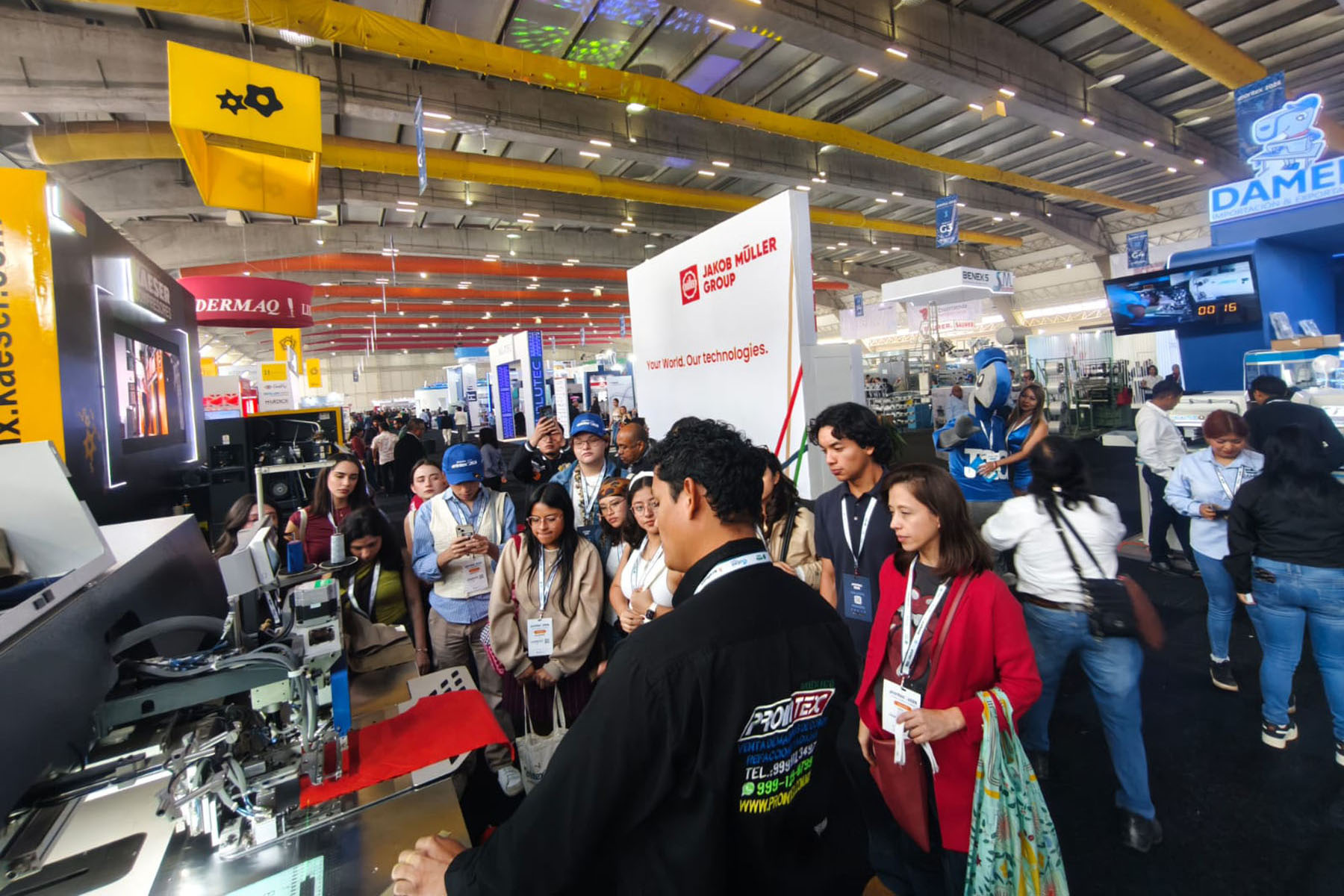 4 / 10 - Estudiantes de Diseño de Moda Fortalecen su Formación Profesional en EXINTEX 4 / 10 - Estudiantes de Diseño de Moda Fortalecen su Formación Profesional en EXINTEX