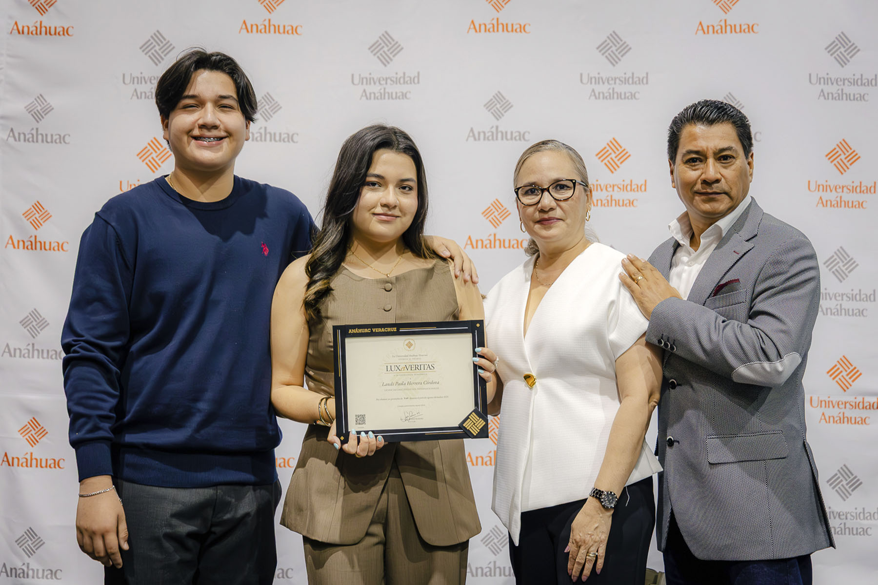 106 / 110 - Premios Lux et Veritas: Galería 106 / 110 - Premios Lux et Veritas: Galería