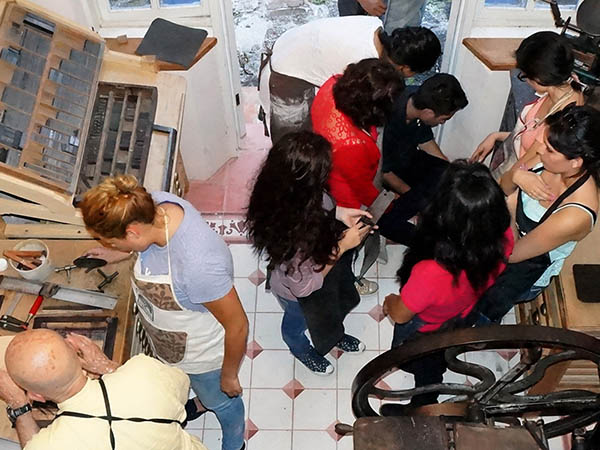 Alumnos de Diseño Gráfico visitan La Ceiba Gráfica